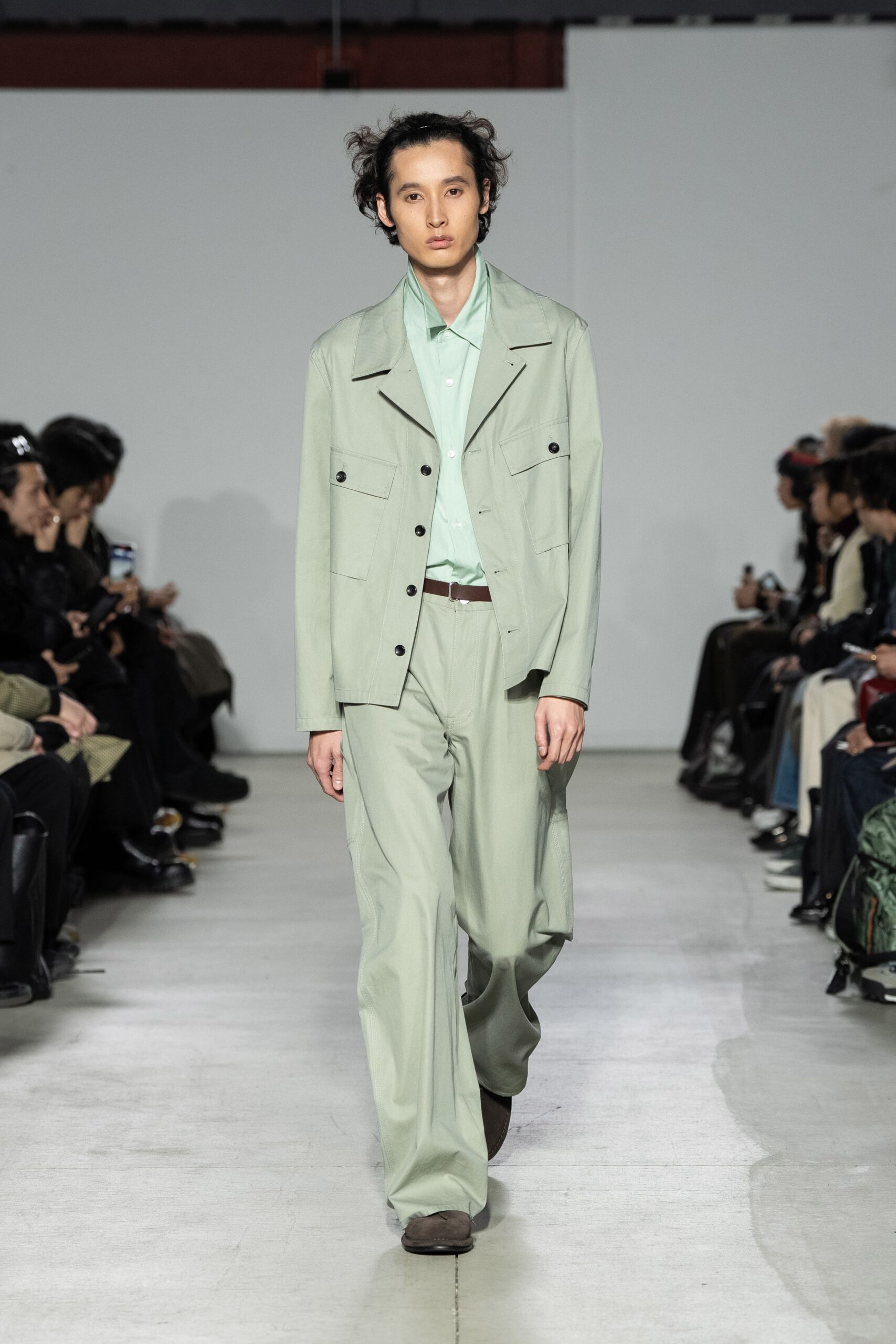 green cotton long-sleeve collared relaxed buttoned jacket