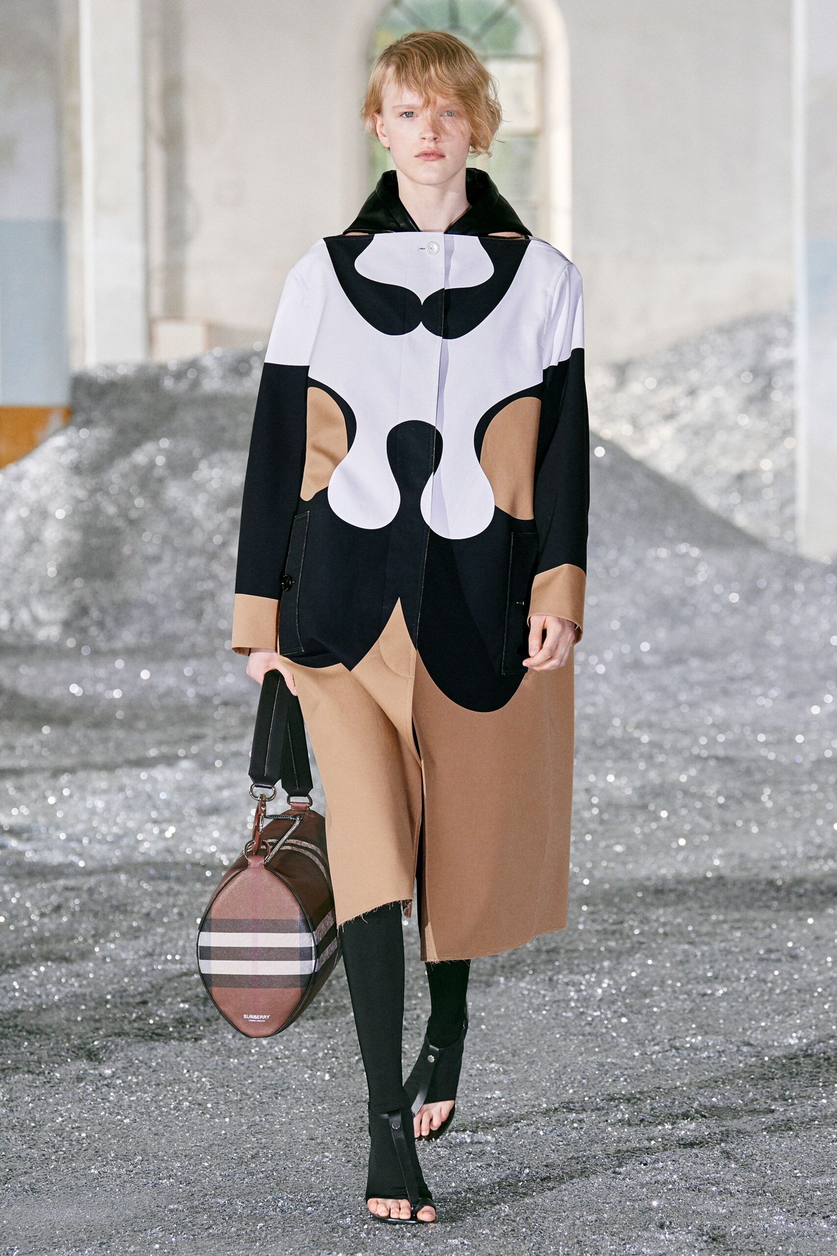 Burberry S/S 22 Look 260