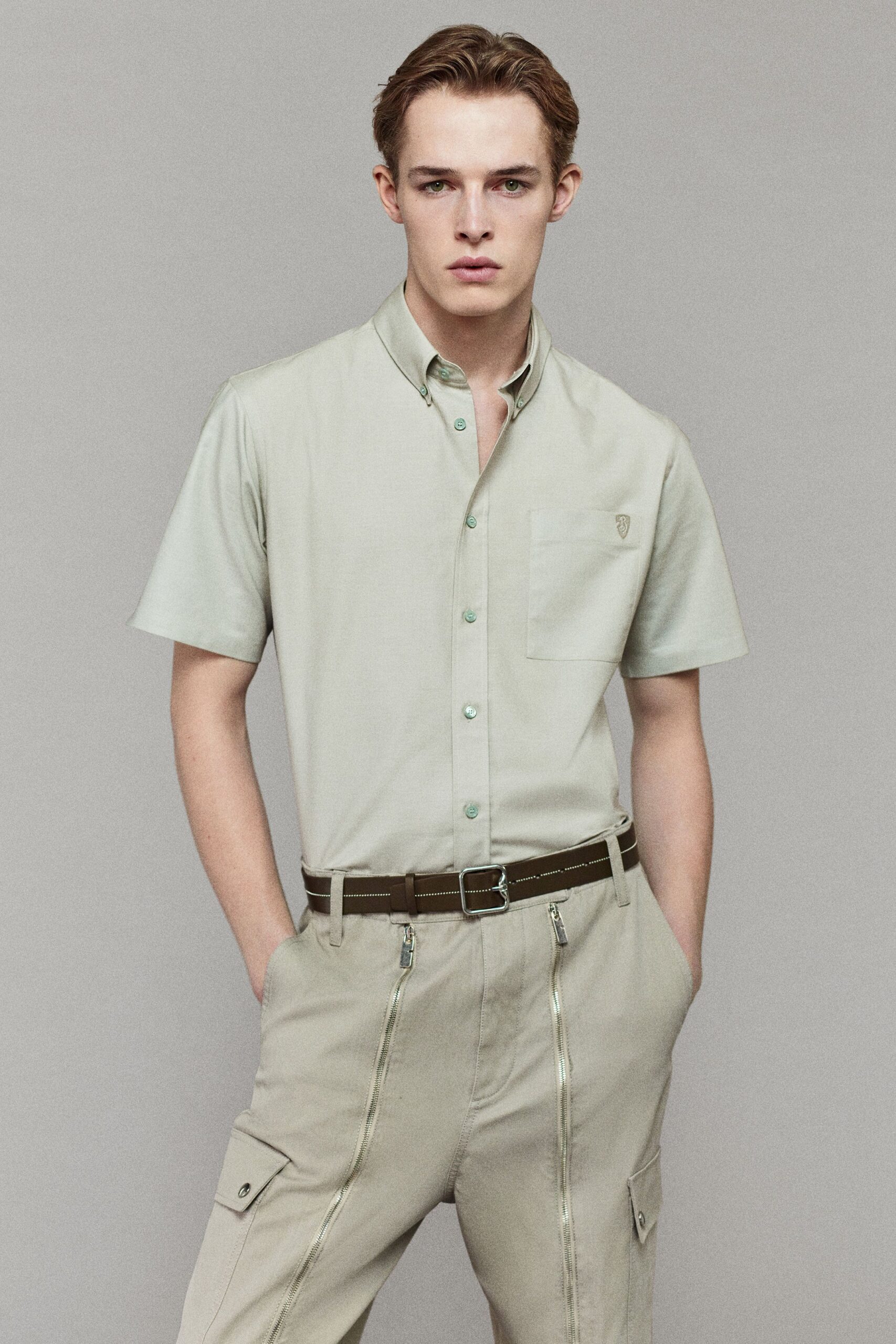 beige cotton short-sleeve collared fitted buttoned pockets shirt