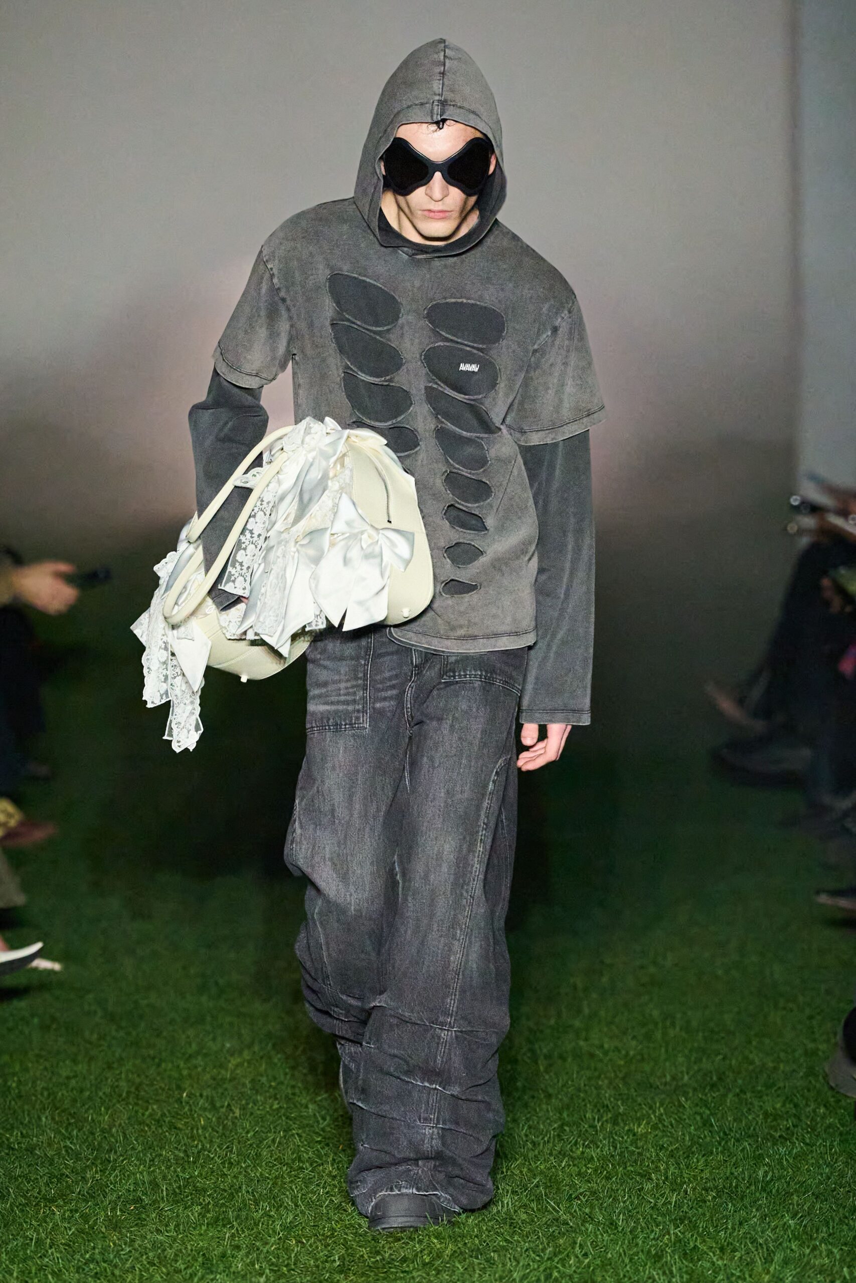 gray hooded t-shirt with black pants