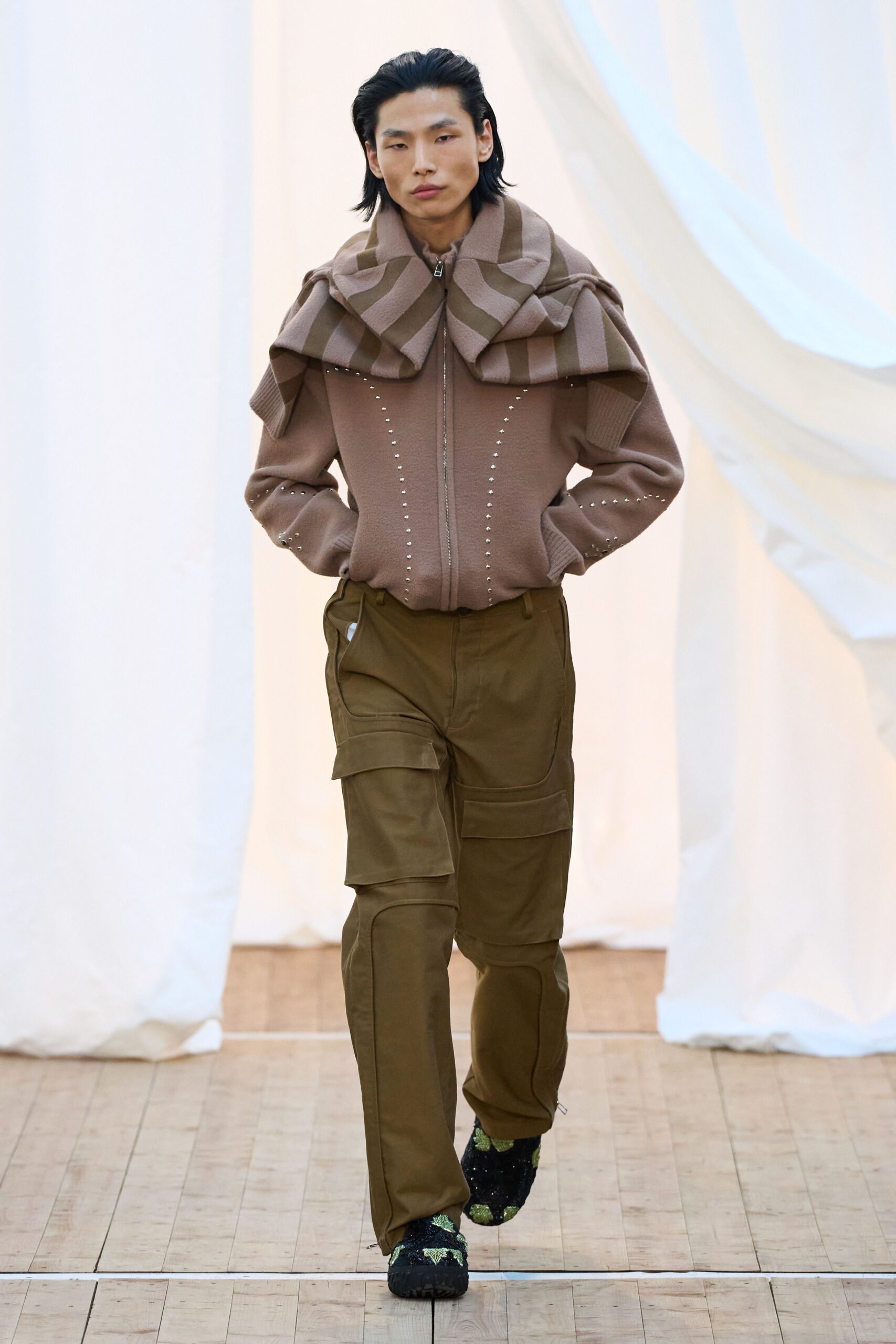brown cotton long-sleeve collared fitted zippered pleated jacket