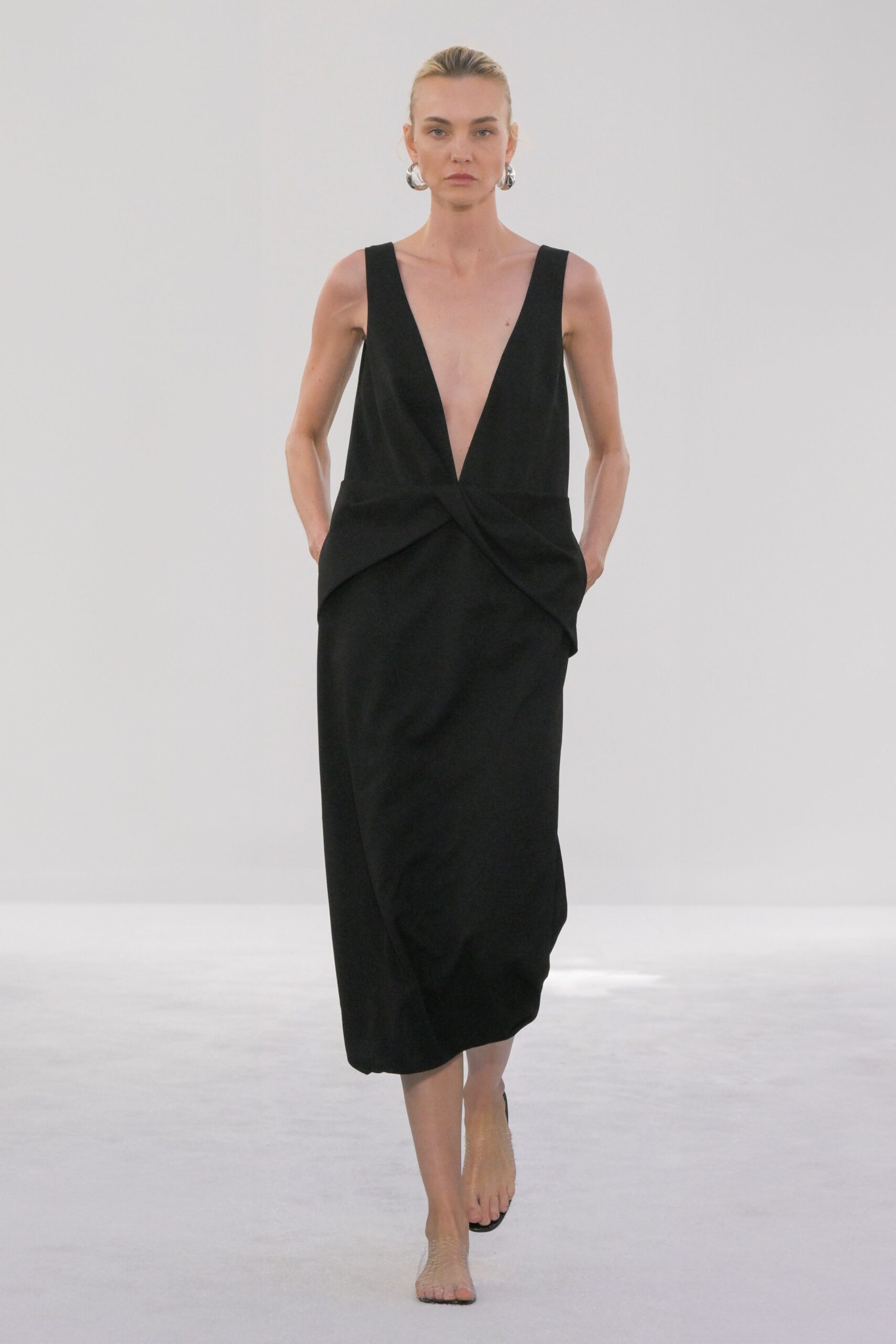 black fitted sleeveless dress
