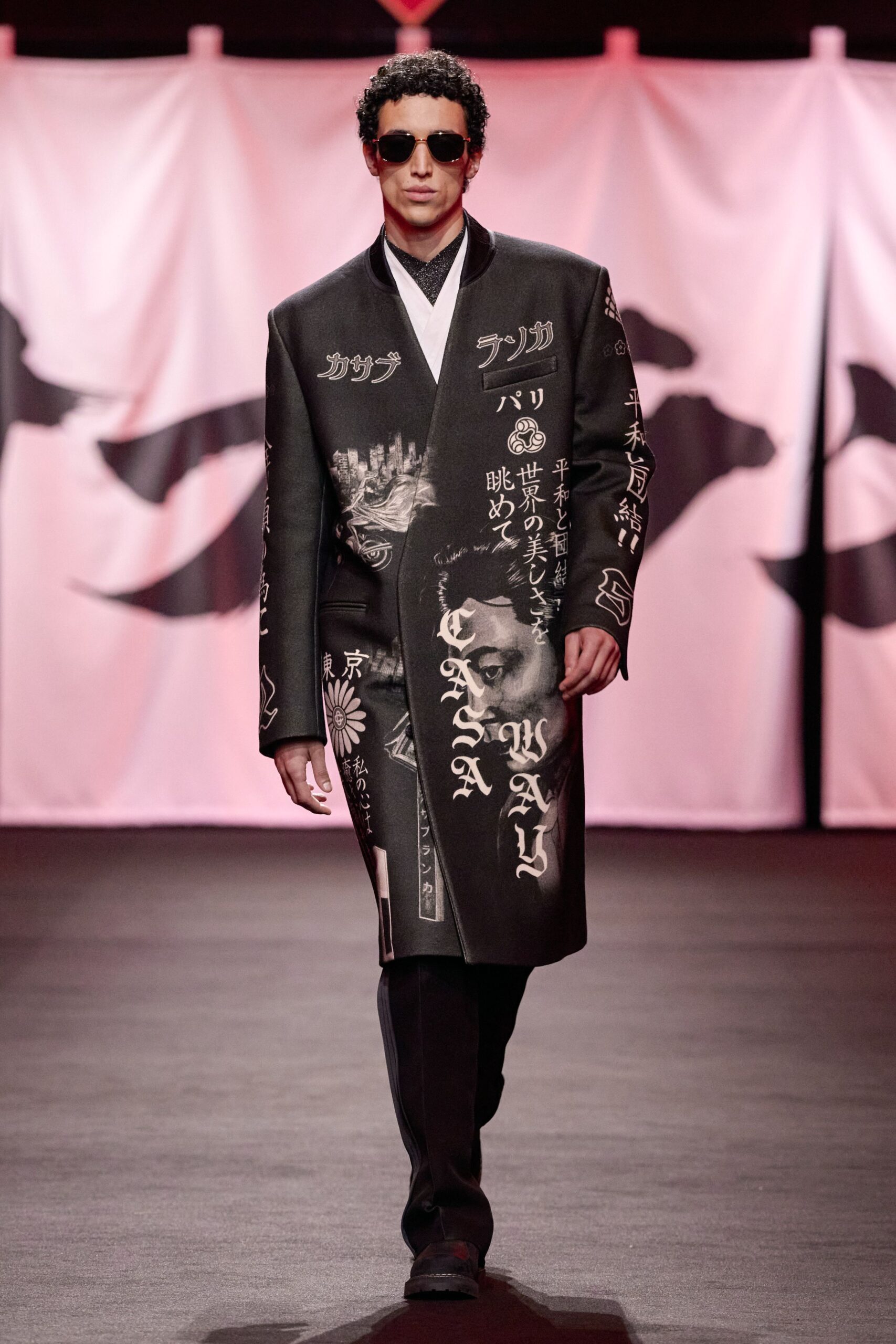 black wool long-sleeve collared fitted printed coat