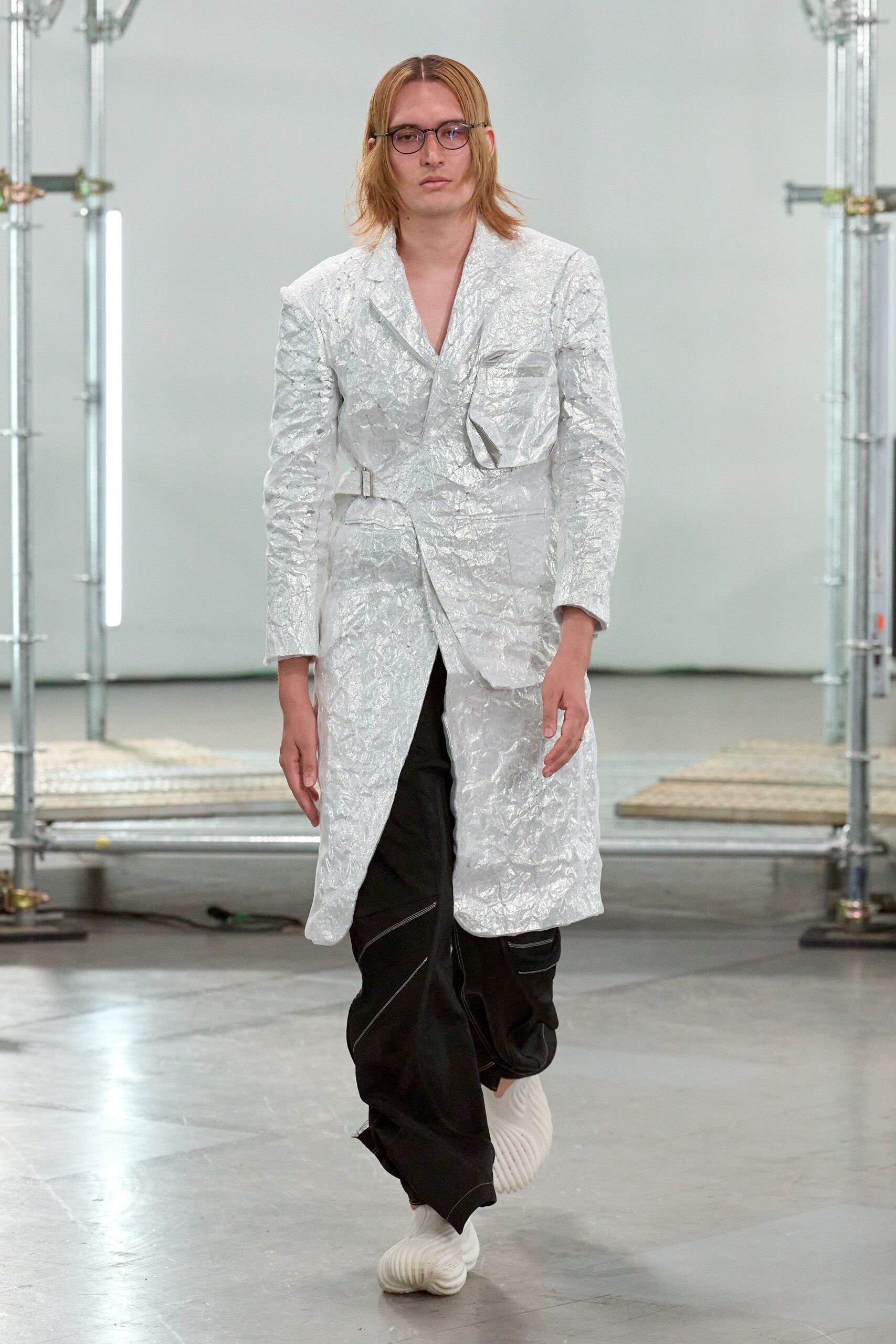 white metallic long-sleeve collared relaxed zippered shiny coat