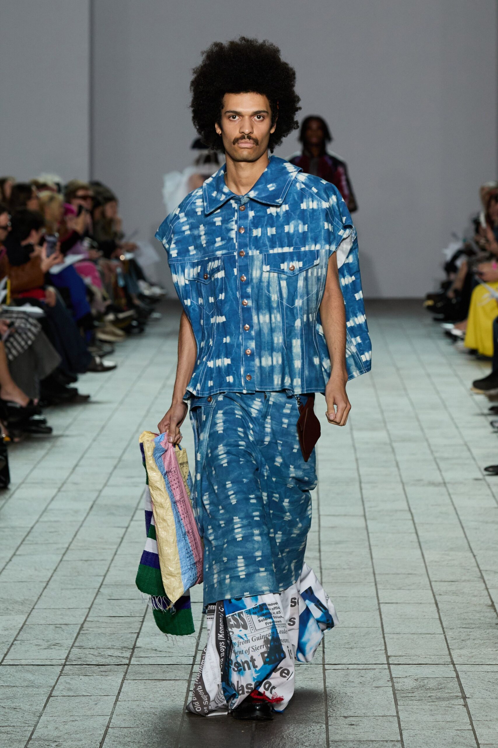 blue denim short-sleeve collared relaxed buttoned shirt