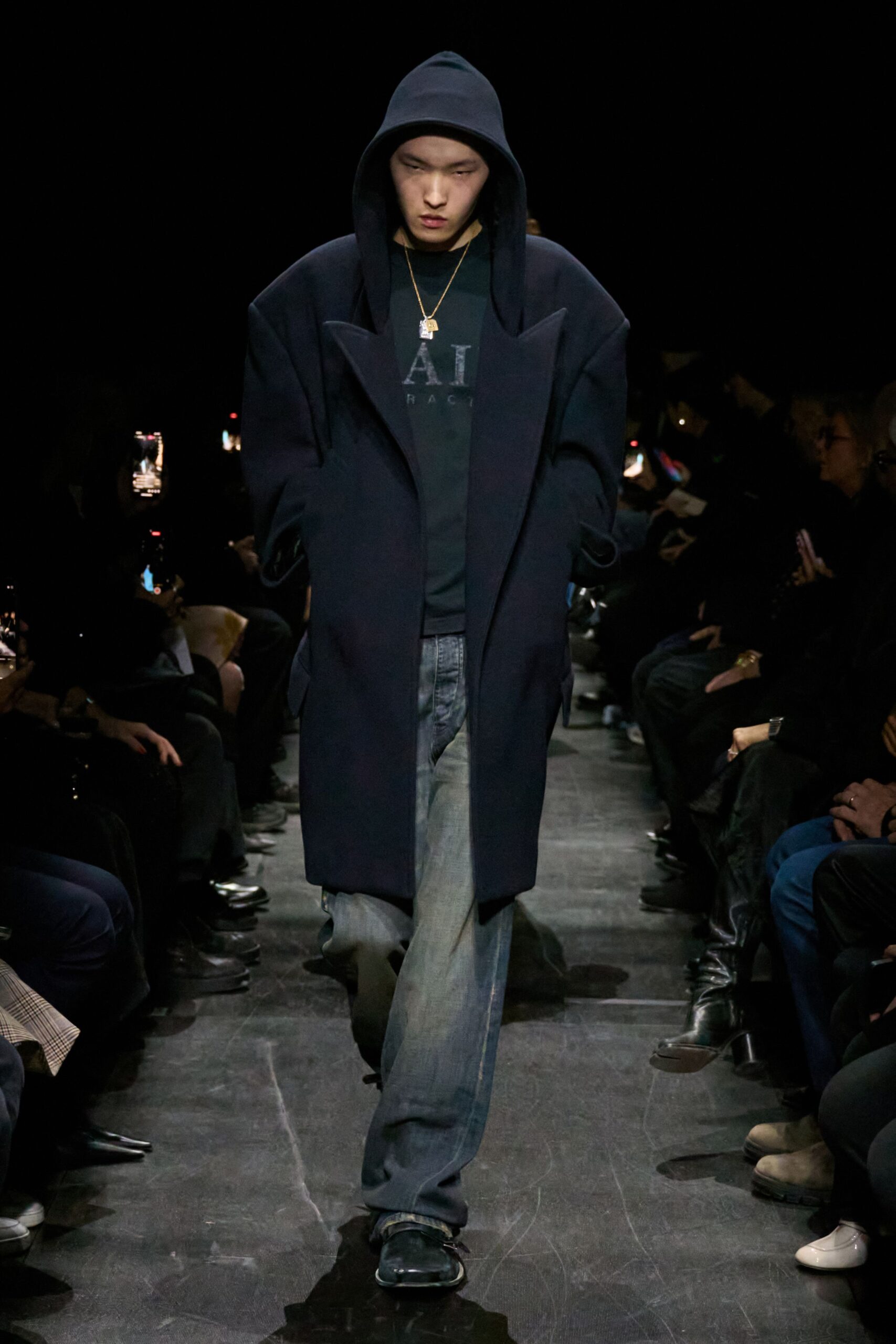 oversized black coat with t-shirt and jeans
