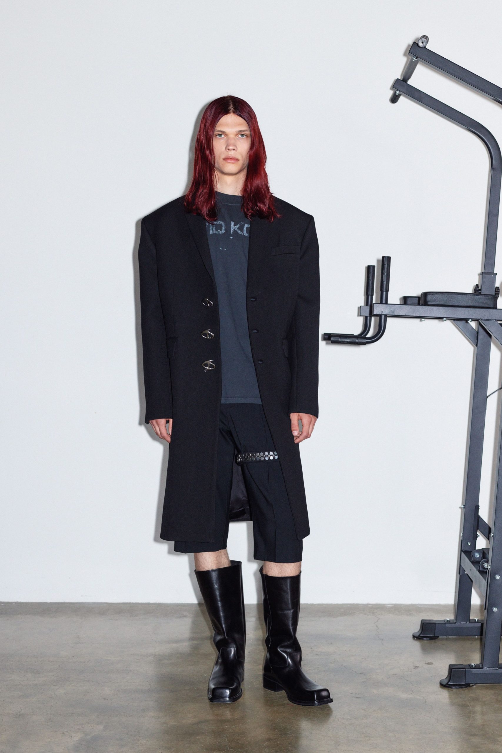 black coat gray t-shirt black shorts boots