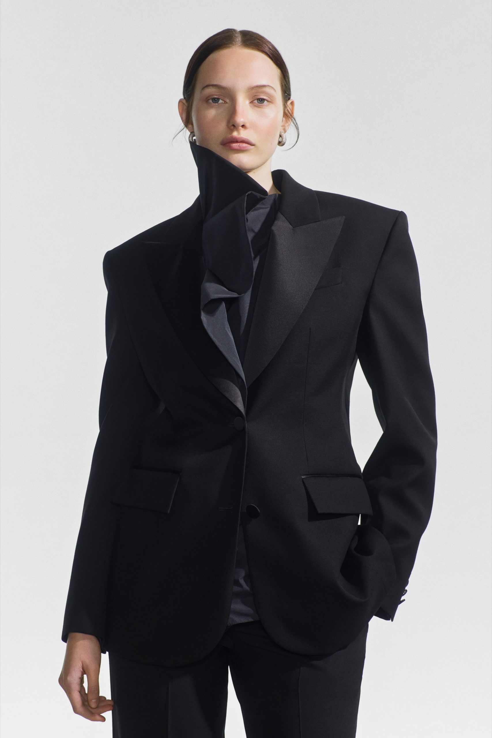 black long-sleeve collared tailored pleated blazer