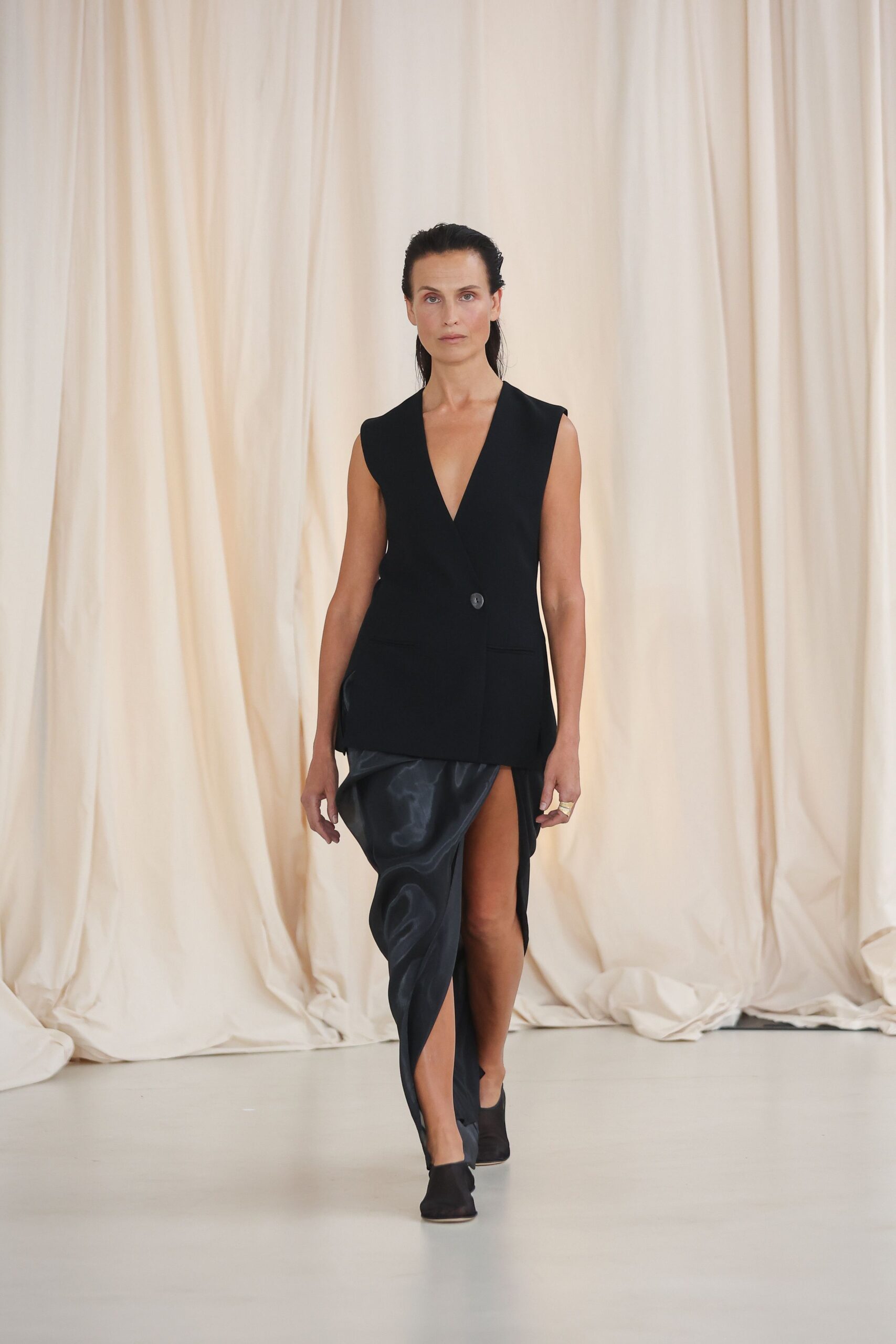 black wool sleeveless v-neck tailored longline buttoned blazer