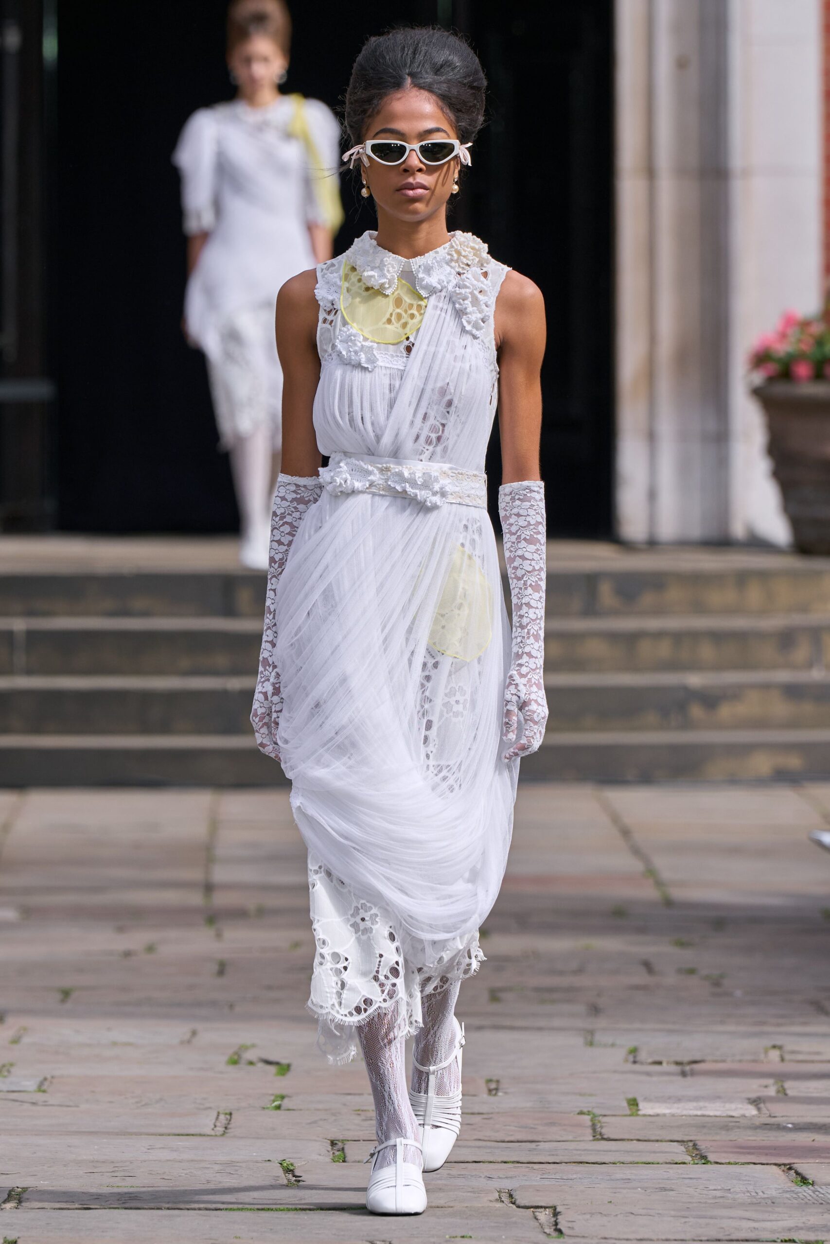 white lace fitted gloves