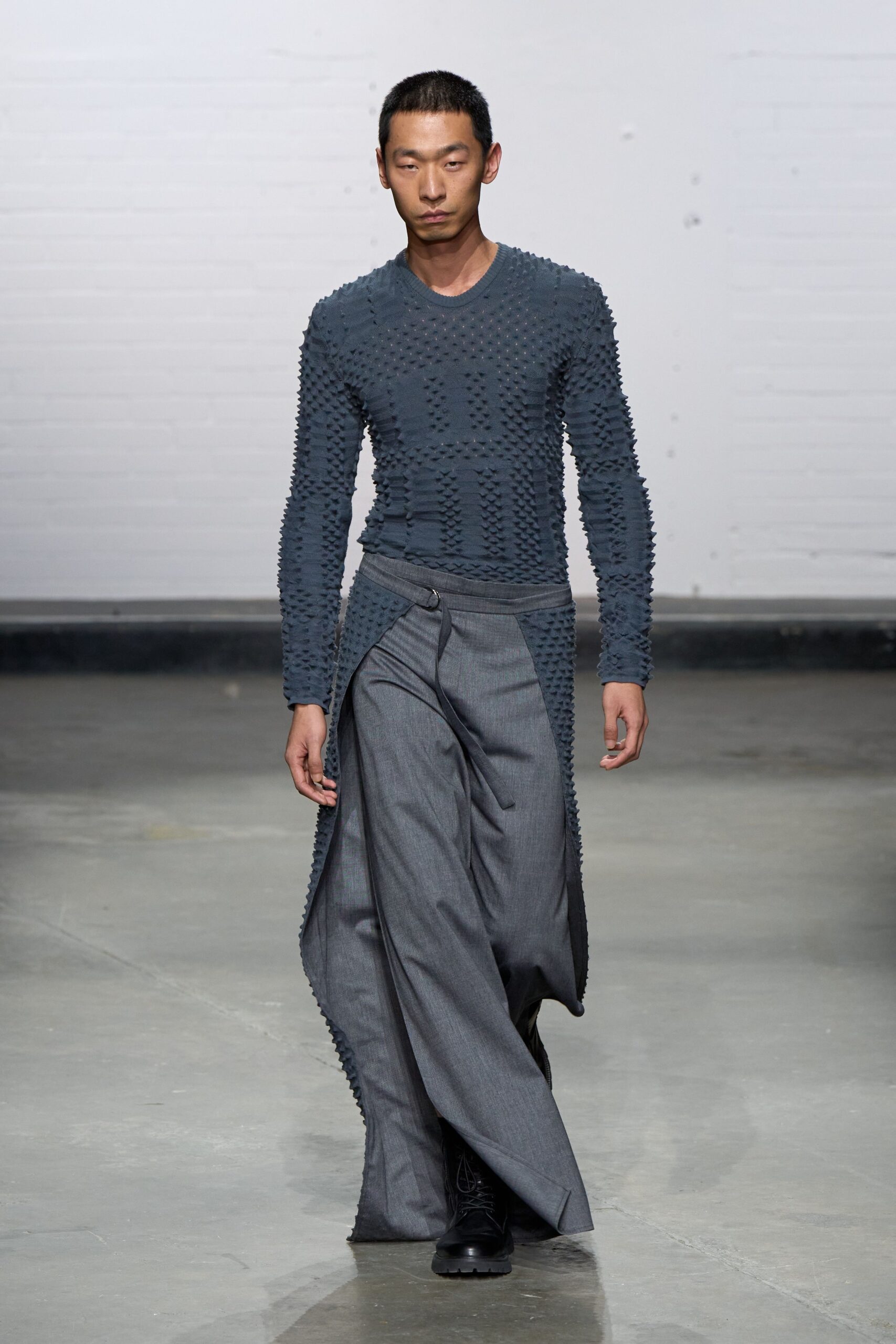 gray cotton long-sleeve v-neck fitted textured top