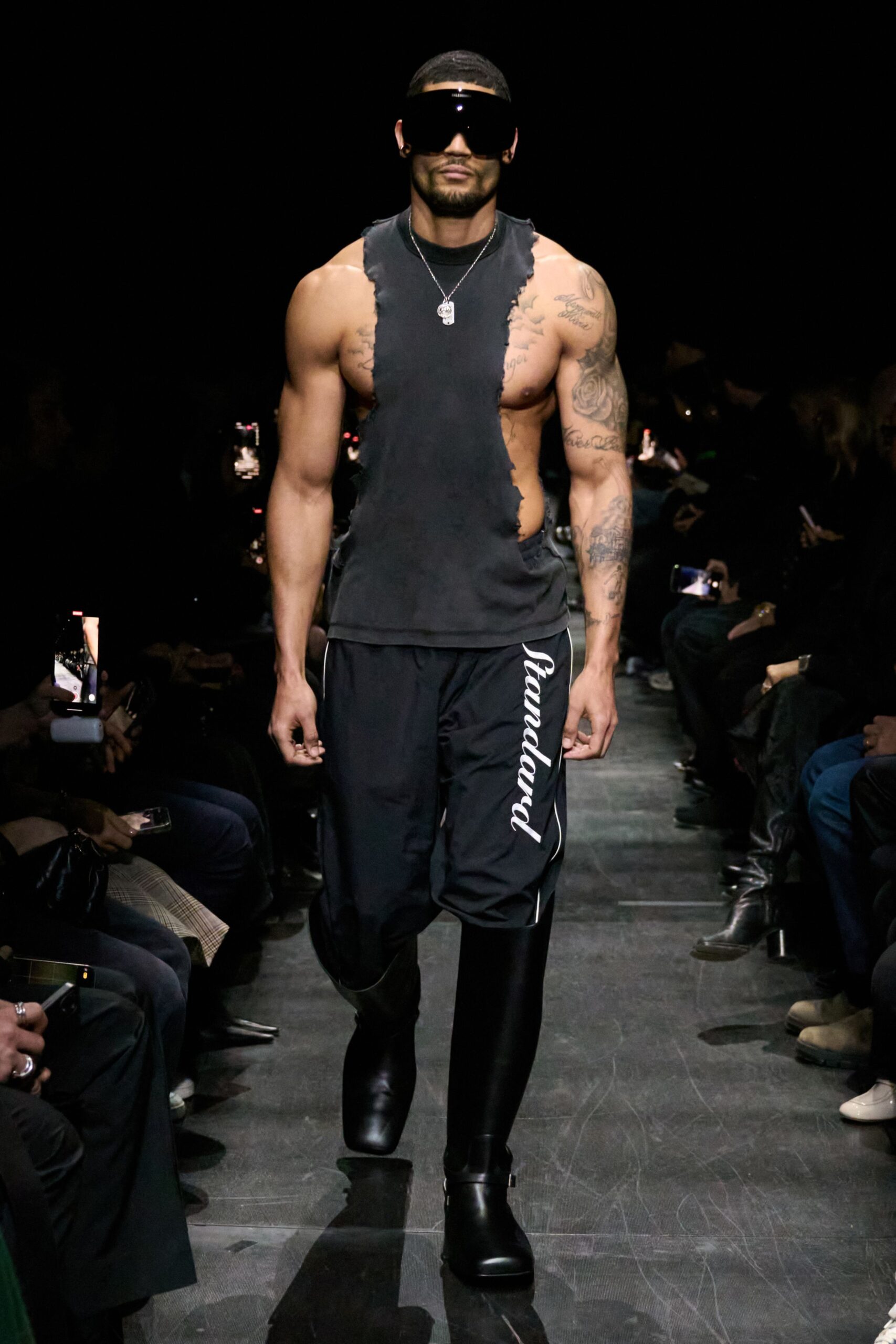 black tank-top and pants outfit