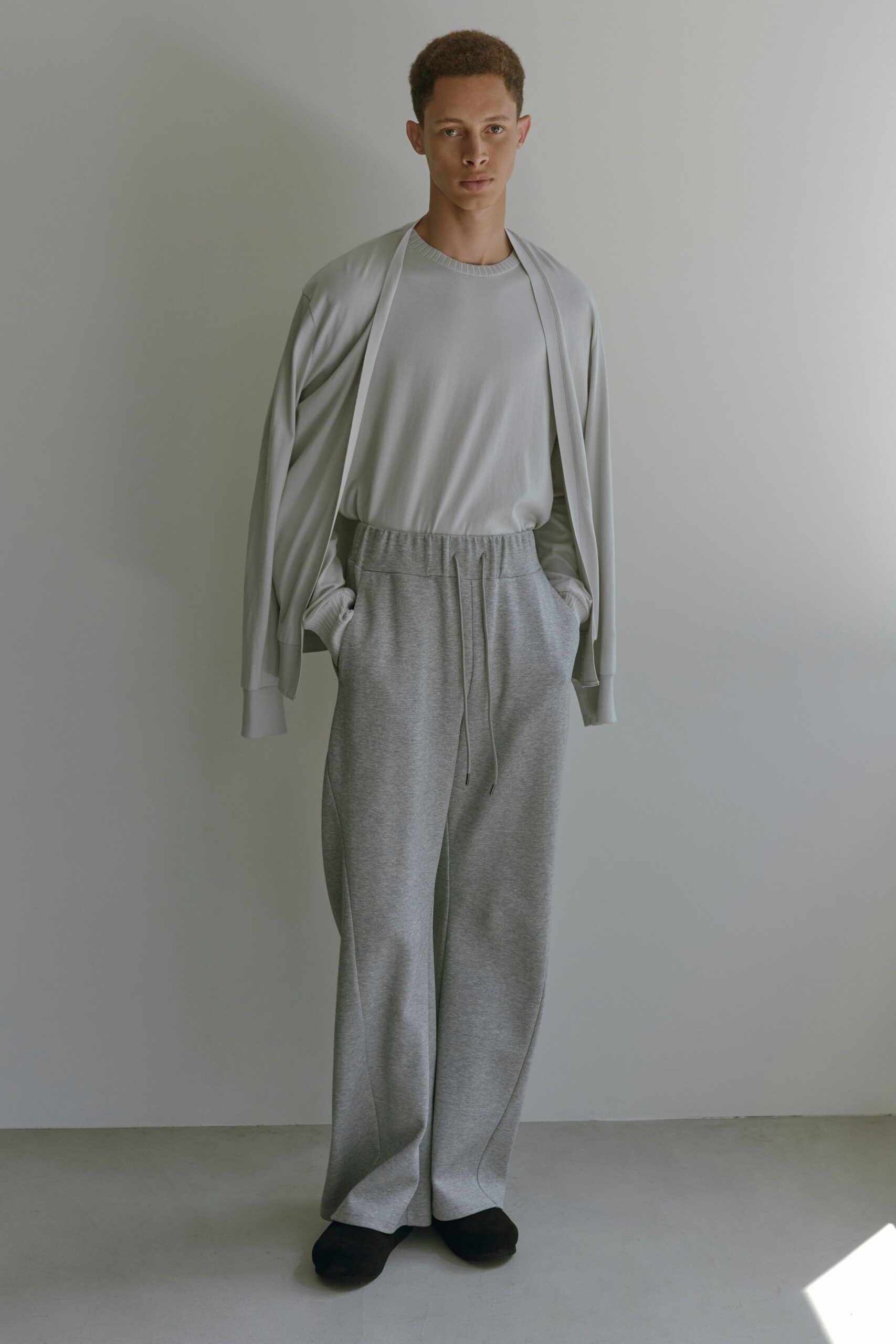 gray relaxed outfit with black shoes