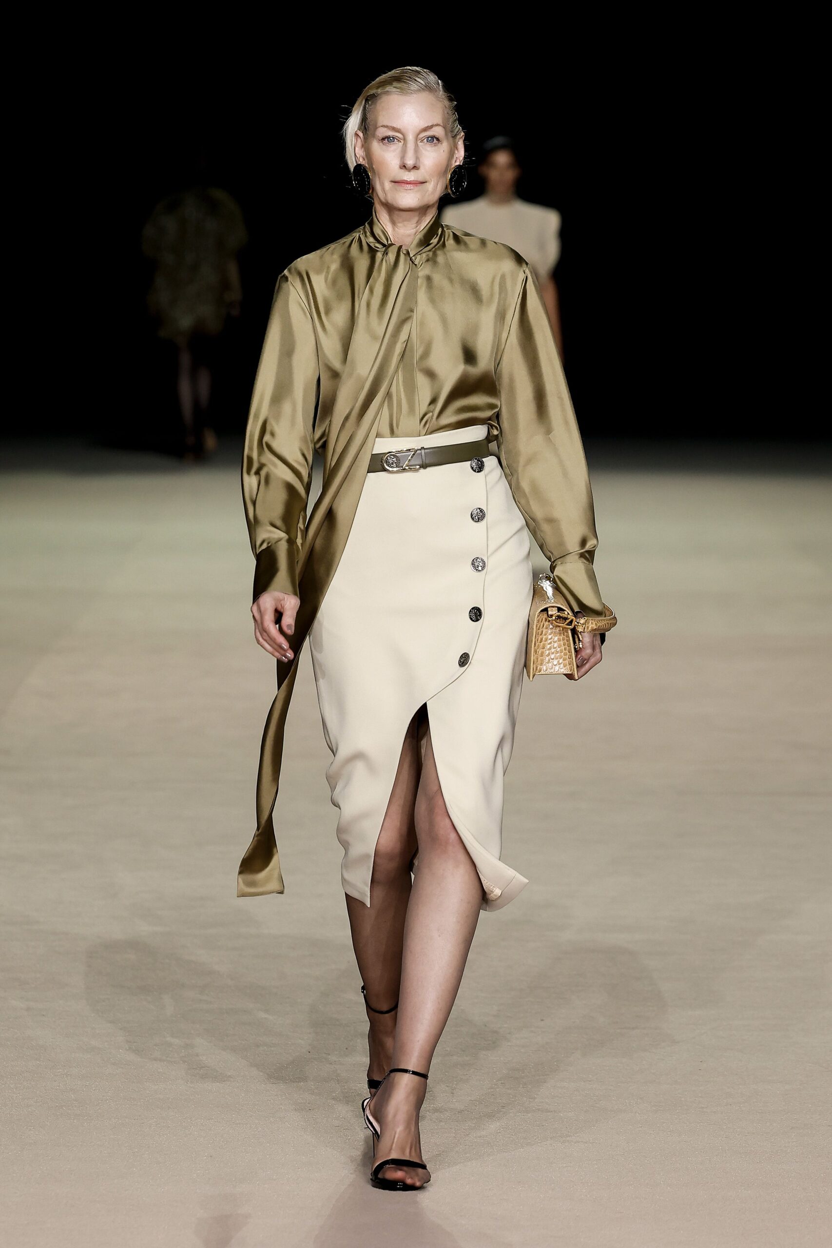beige cotton slit fitted high-waisted buttoned skirt