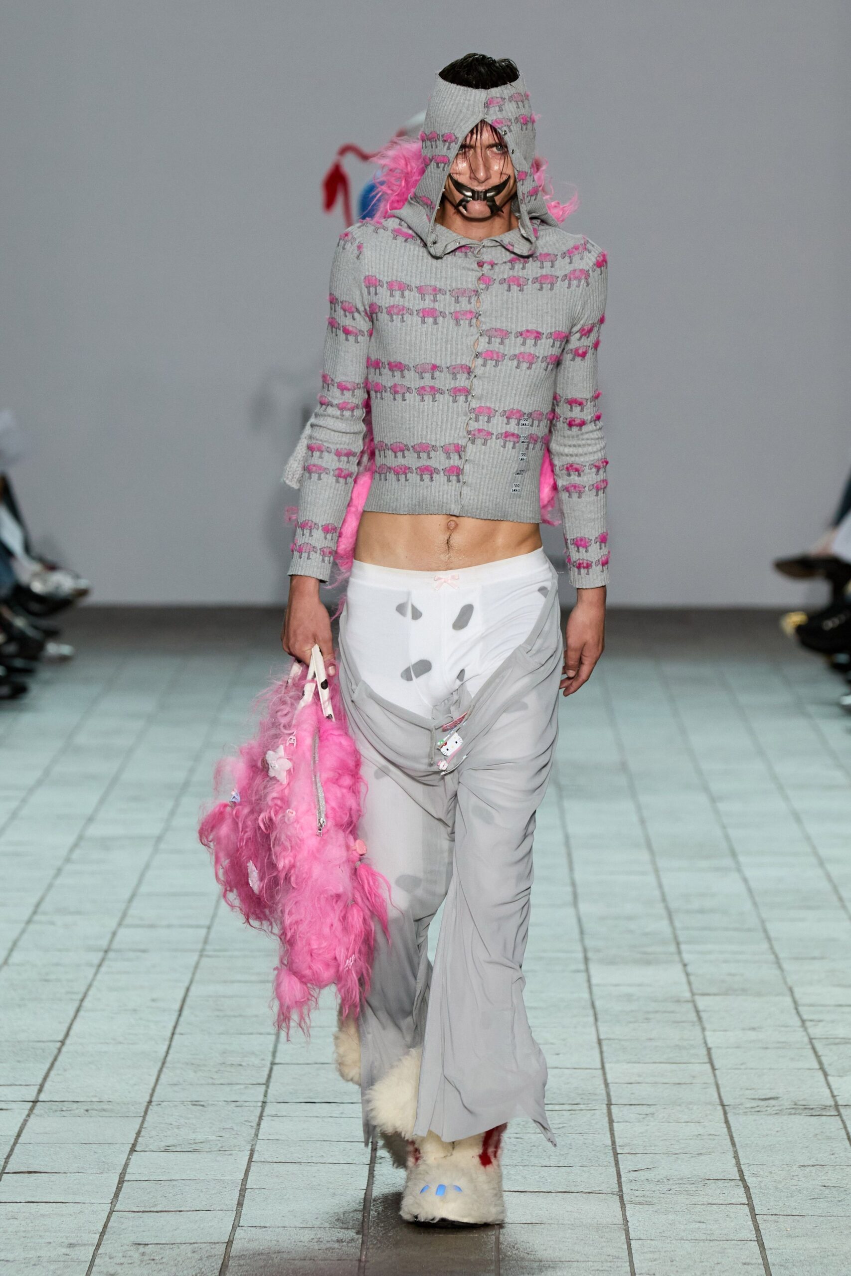 gray cotton long-sleeve fitted printed cropped top