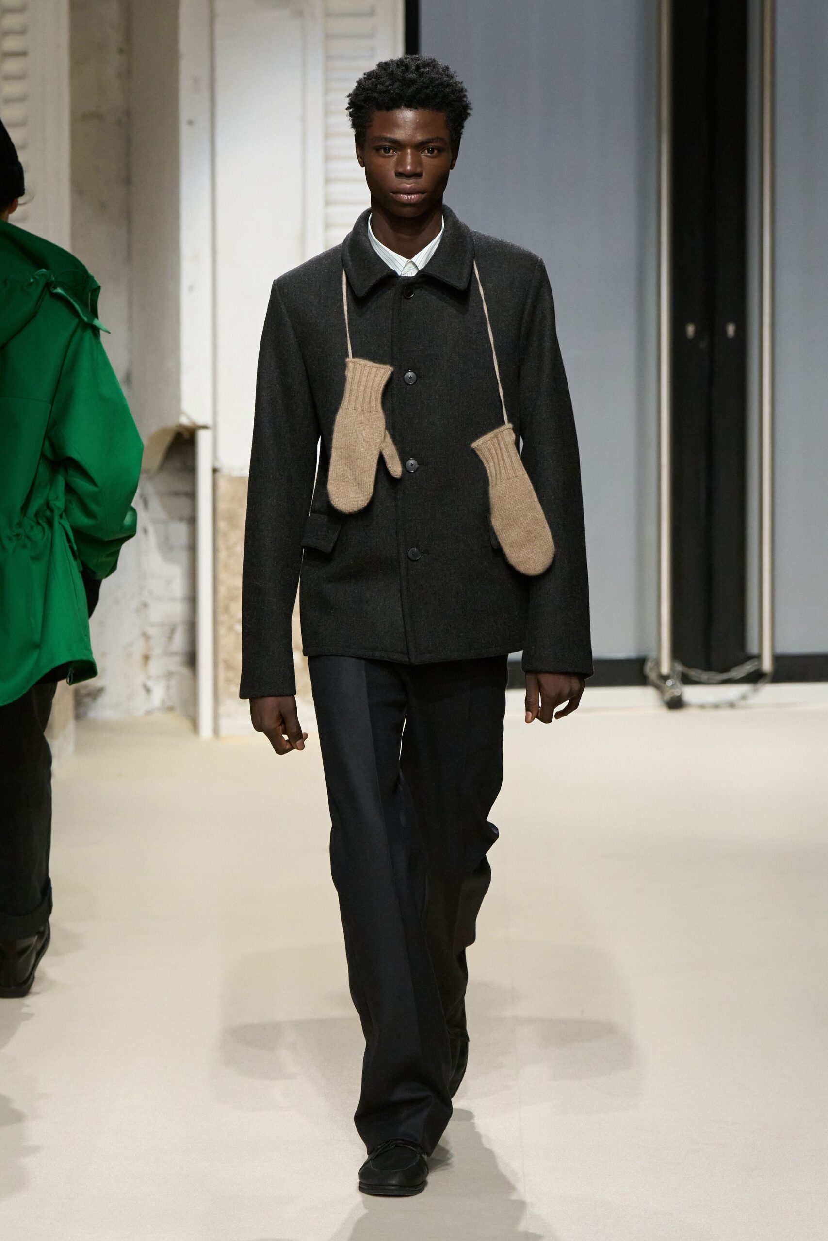 beige wool fitted gloves