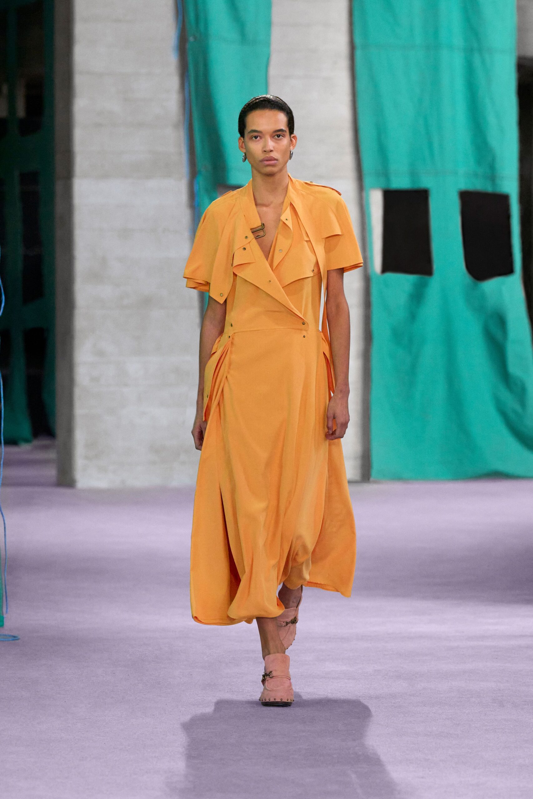 orange midi dress with pink shoes