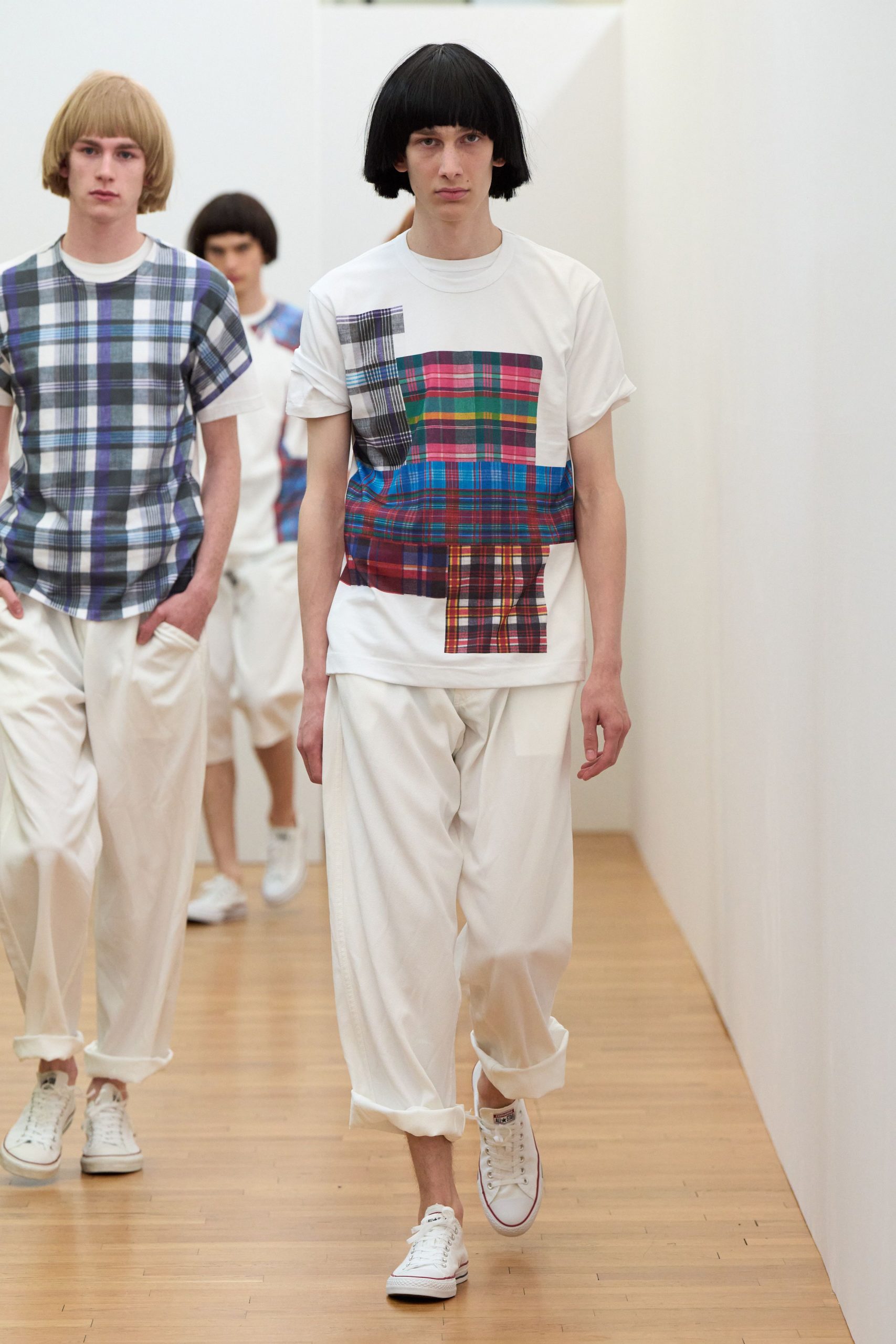 white cotton short-sleeve collared relaxed color-blocked printed t-shirt