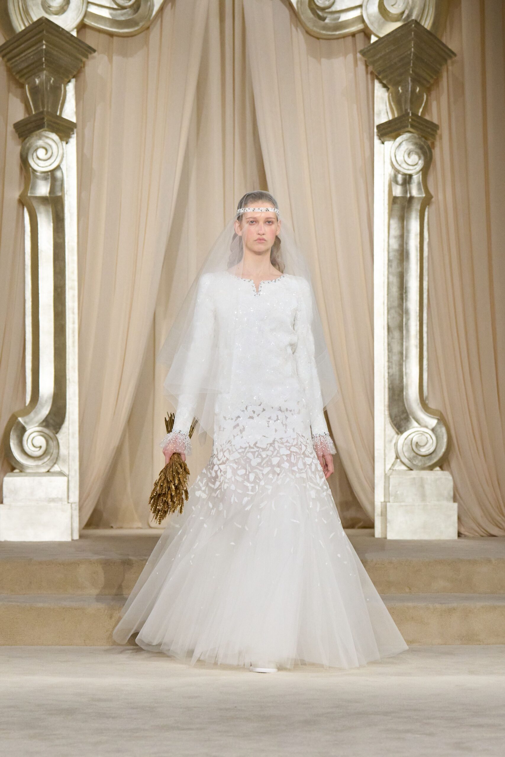 white lace fitted embroidered gloves