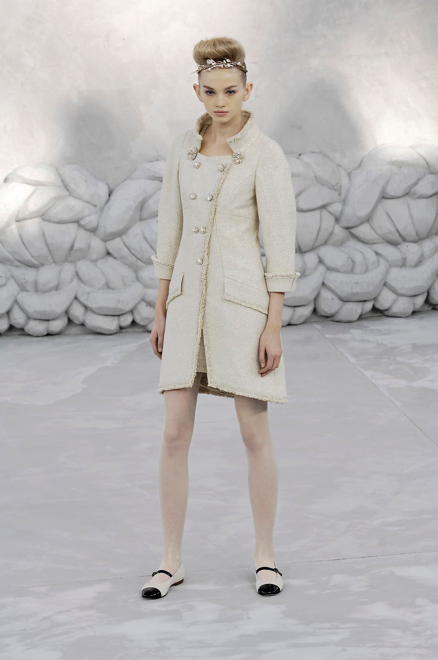 ivory tweed long-sleeve collared tailored buttoned pockets coat