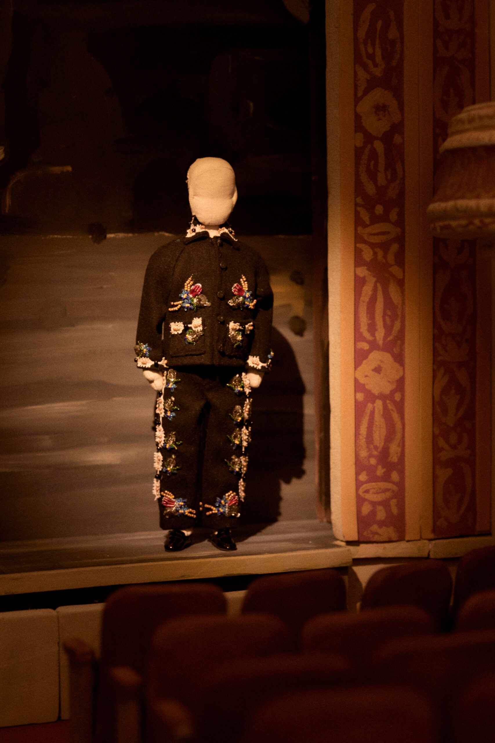 black wool long-sleeve collared fitted embroidered suit