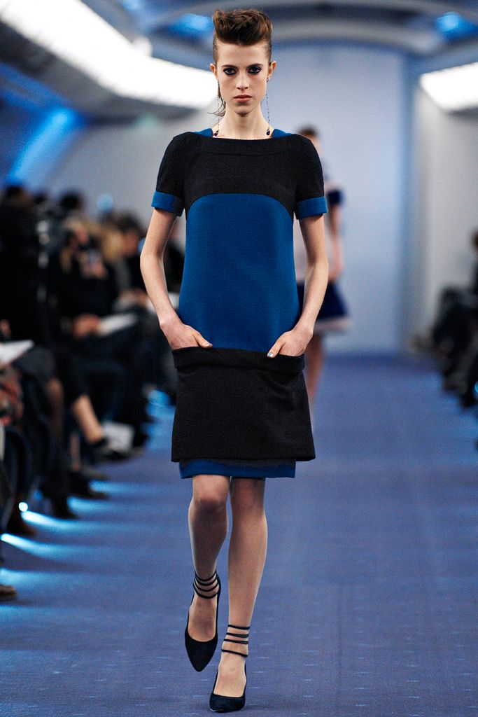 blue knit short-sleeve boat-neck relaxed color-blocked pockets mini-dress