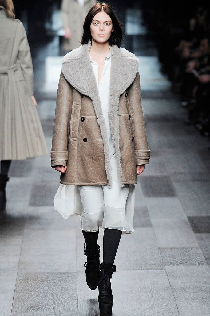 Burberry F/W 09 Look 32