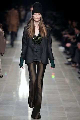 Burberry F/W 08 Look 16