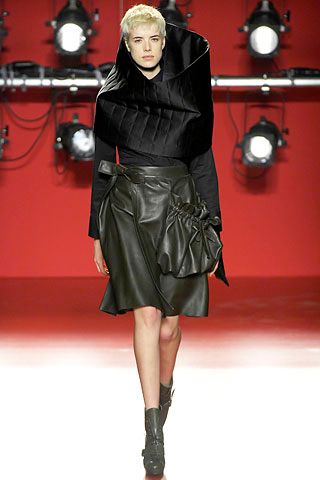 Daks by Giles Deacon F/W 07 Look 23