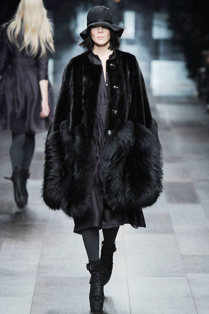 Burberry F/W 09 Look 112