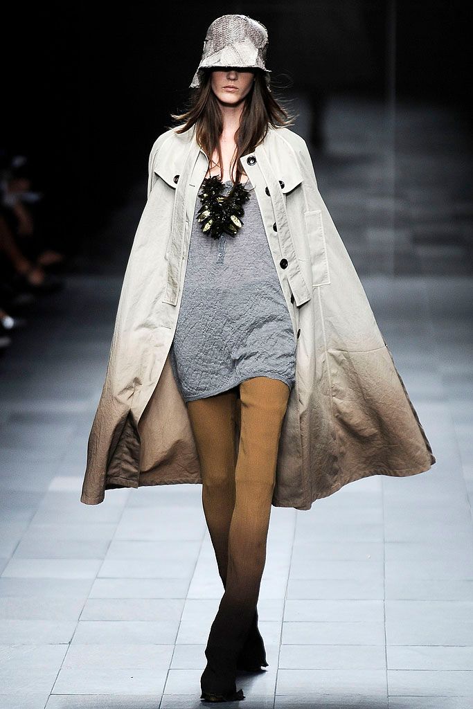 Burberry S/S 09 Look 1