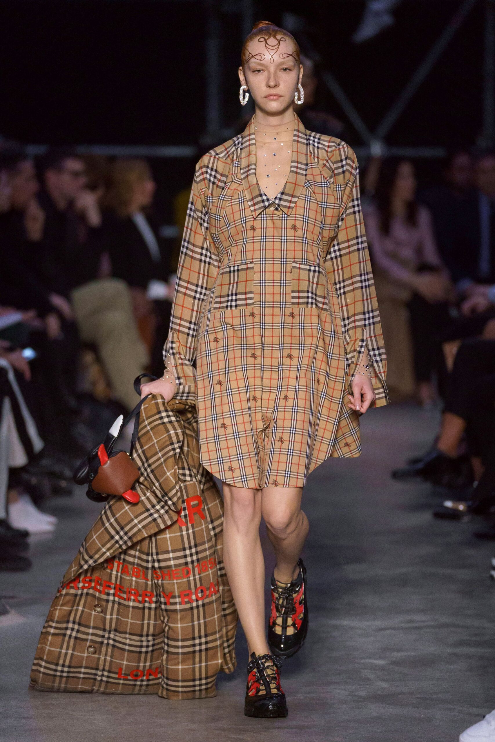 Burberry F/W 19 Look 255