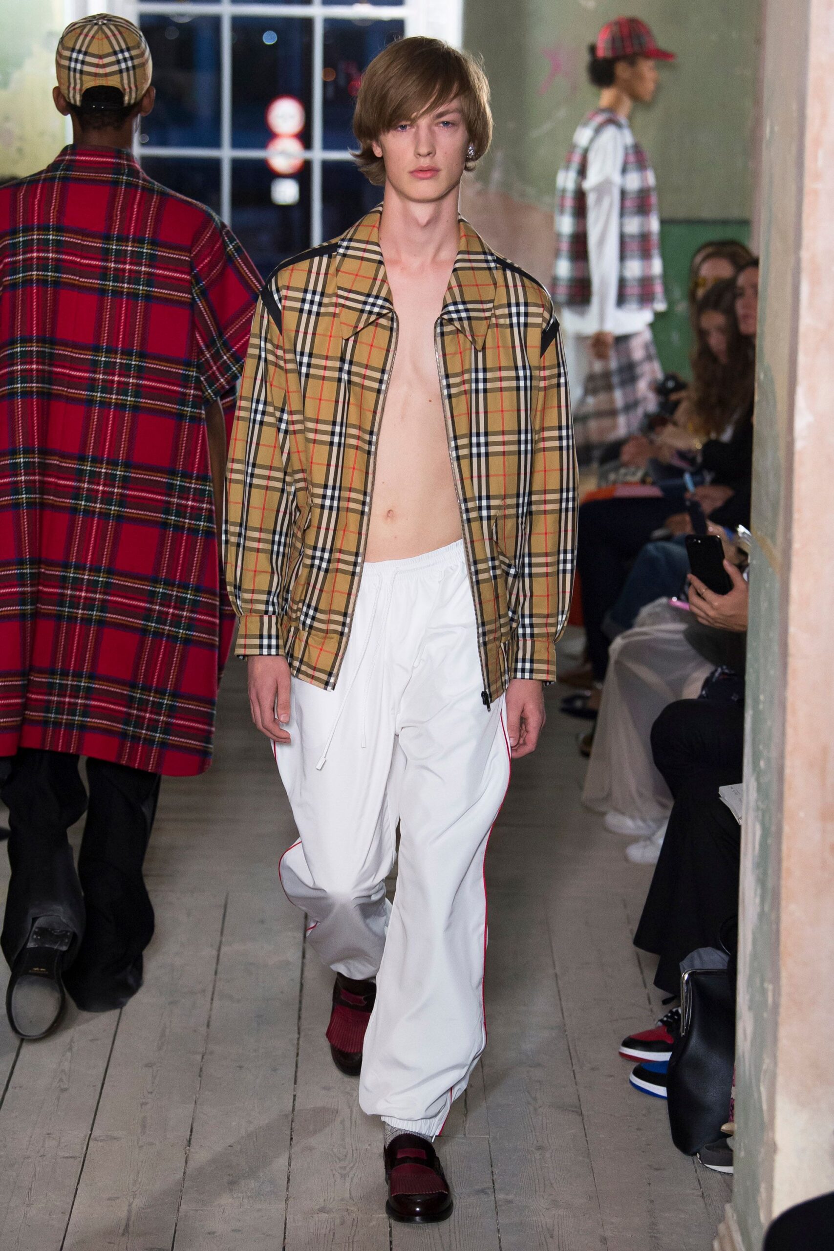 Burberry F/W 17 Look 524
