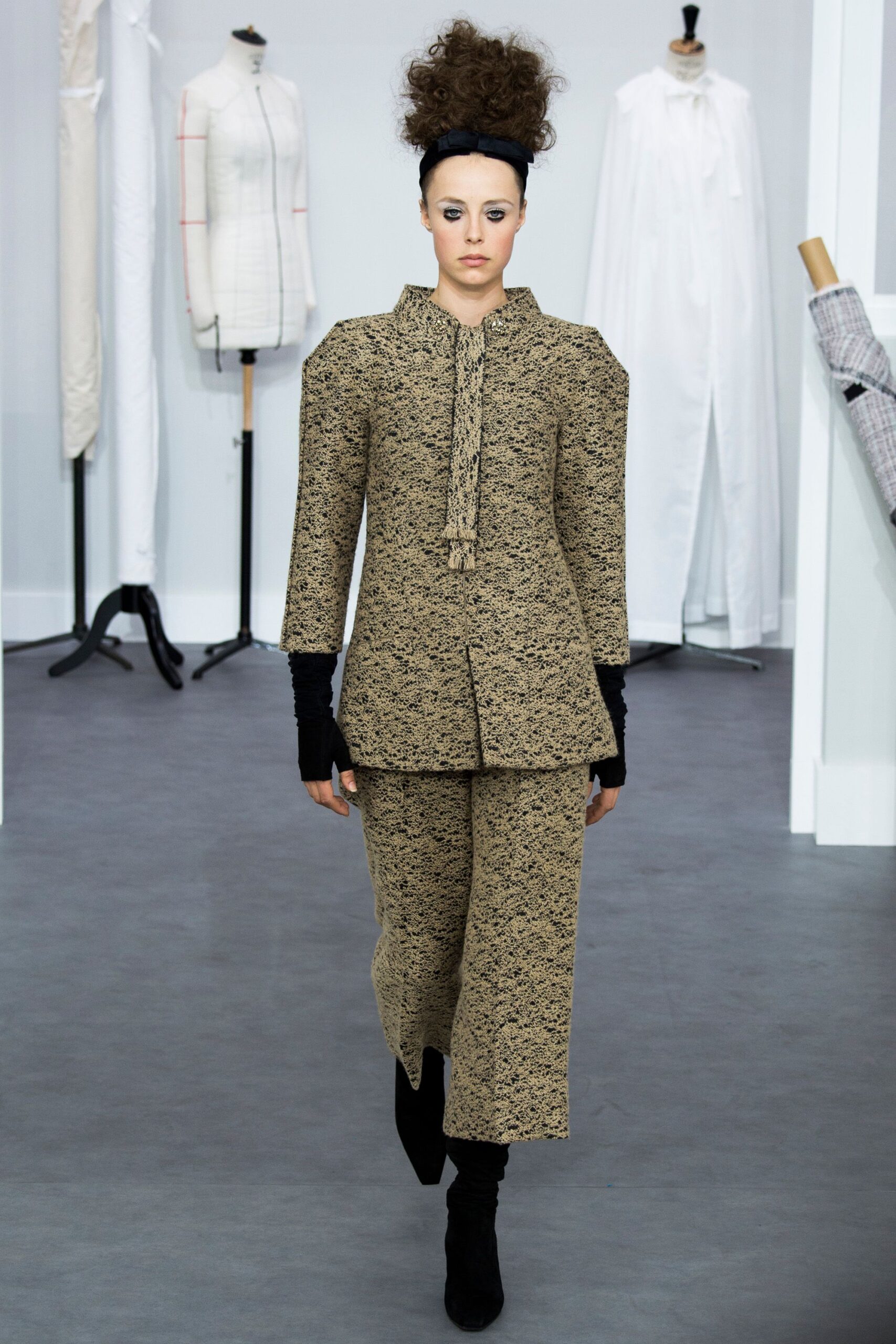 Chanel F/W 16 Couture Look 5