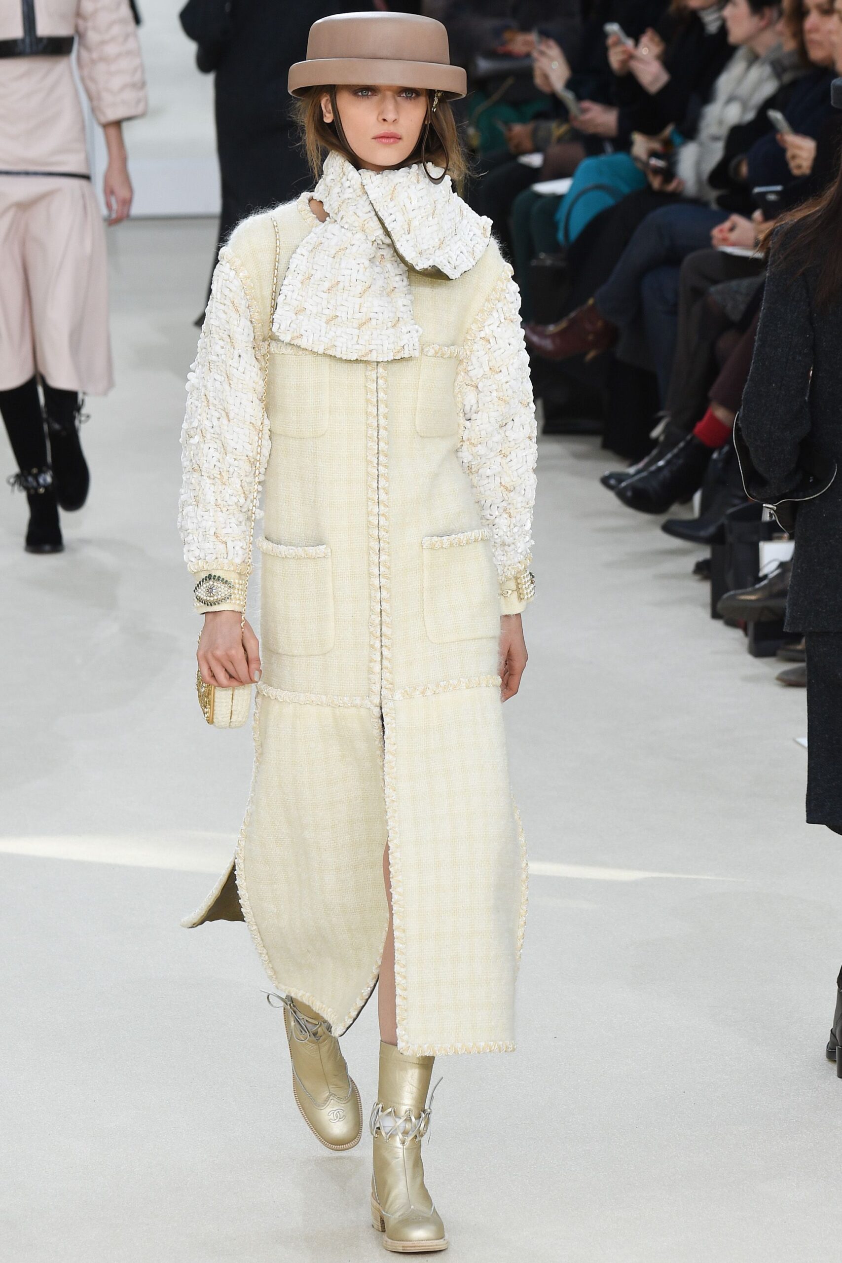 Chanel F/W 16 Look 607