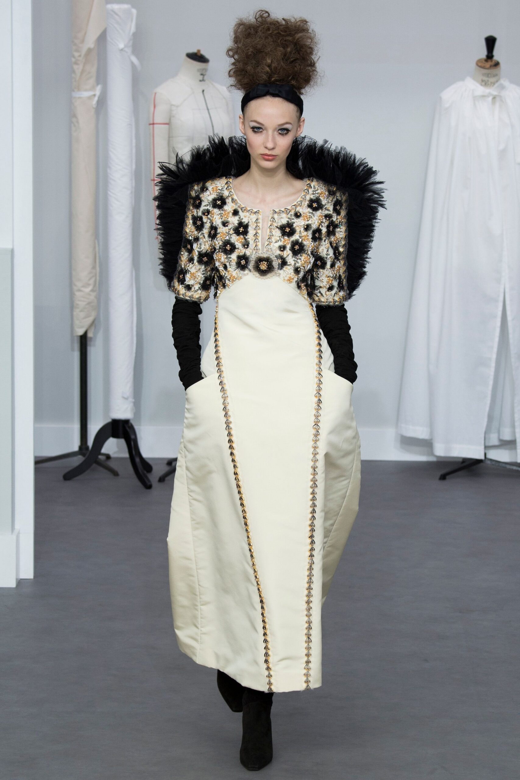Chanel F/W 16 Couture Look 581