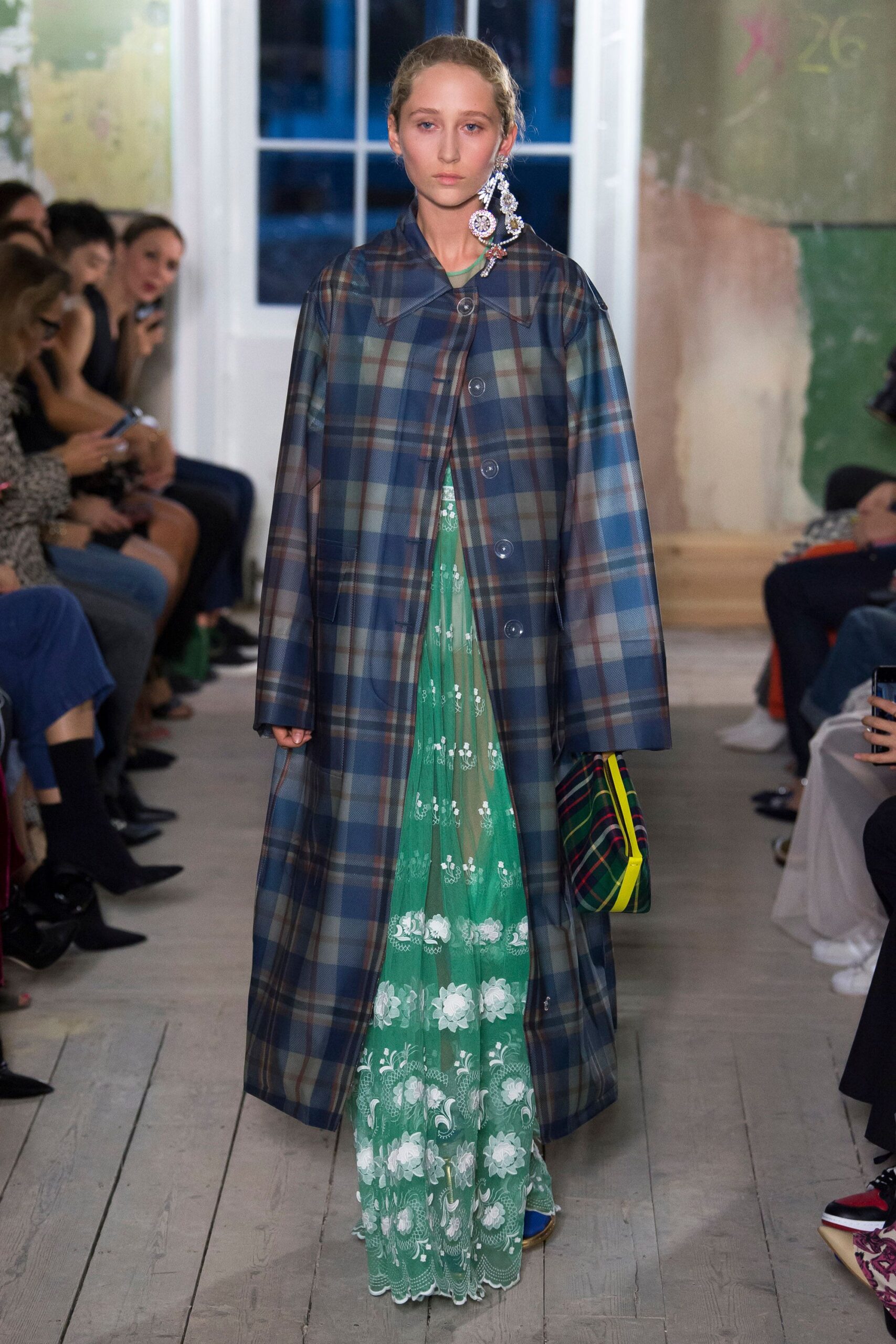 Burberry F/W 17 Look 69