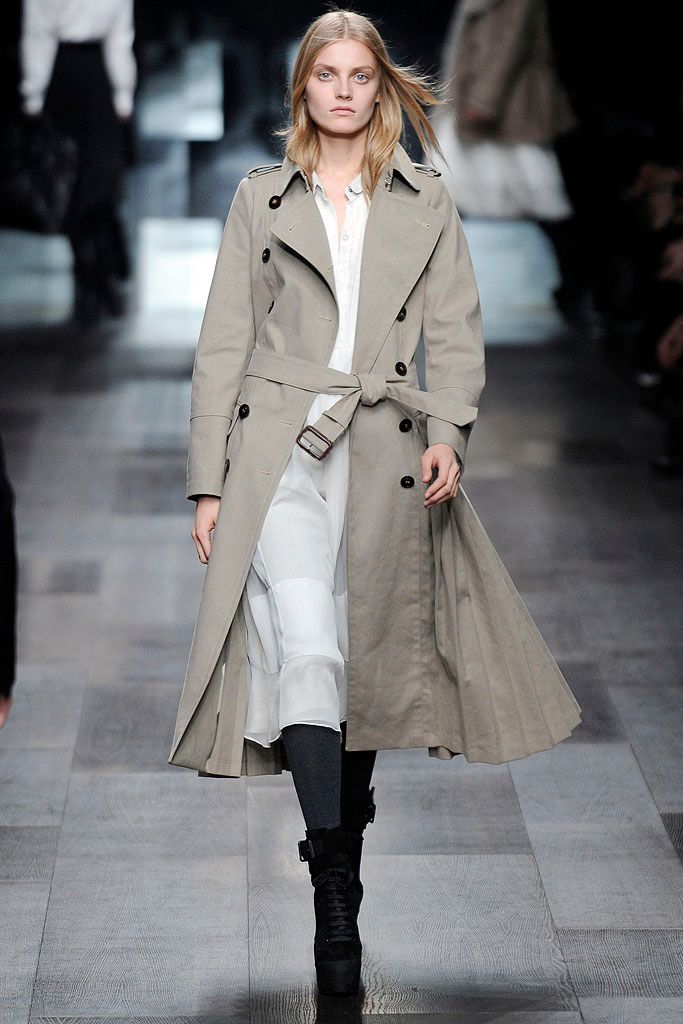 Burberry F/W 09 Look 28