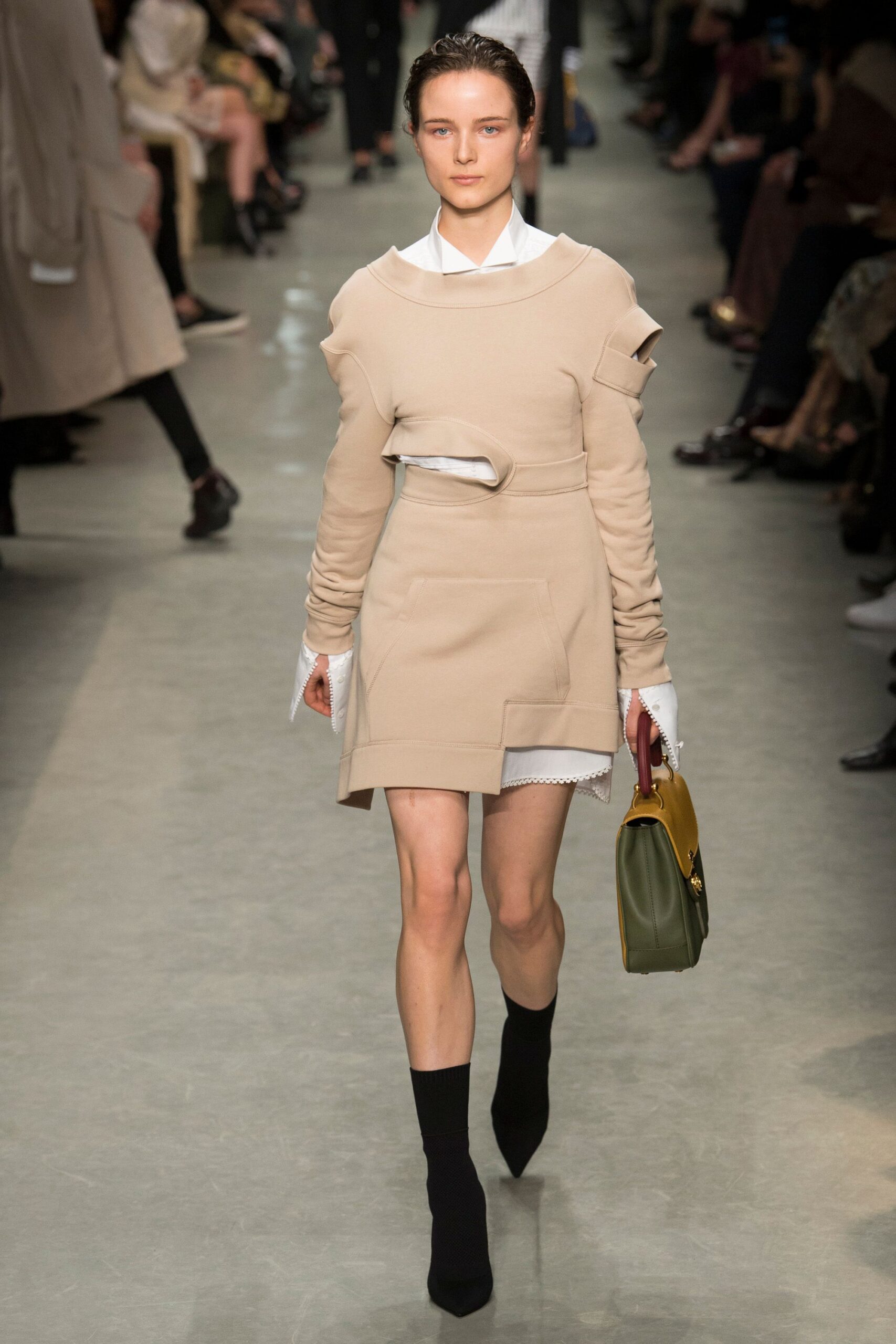 Burberry S/S 17 Look 129