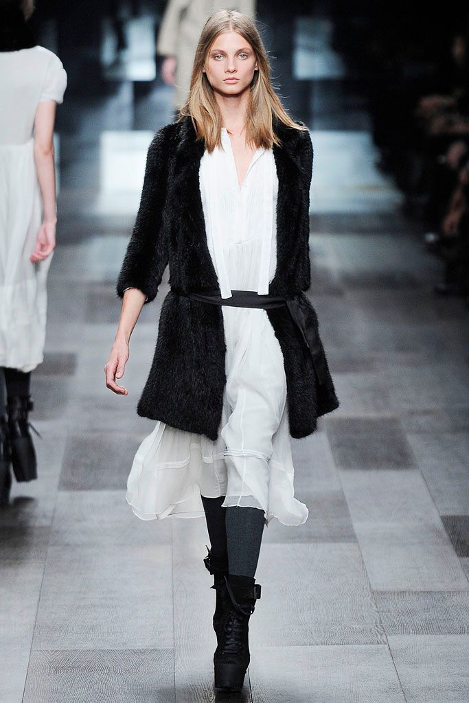 Burberry F/W 09 Look 11