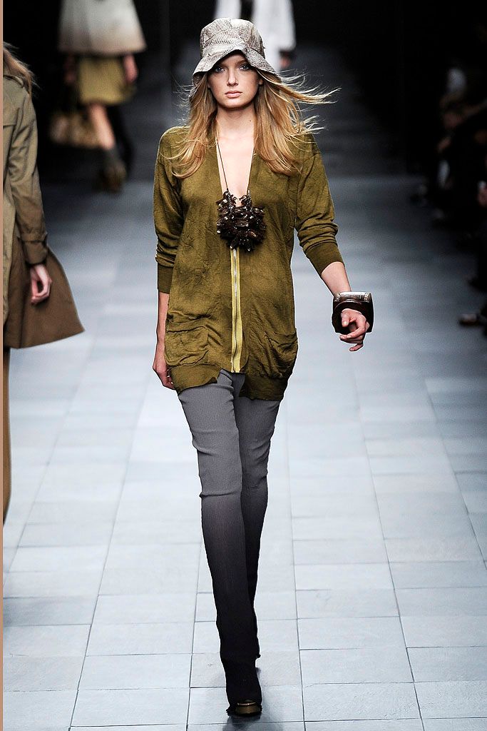 Burberry S/S 09 Look 17