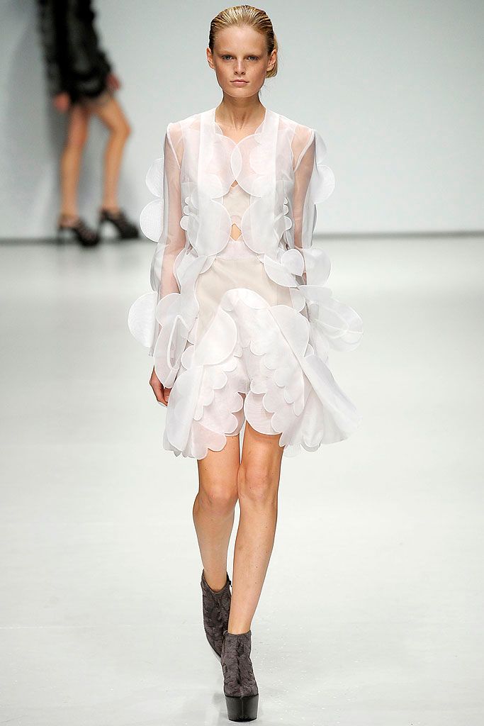 Christopher Kane S/S 09 Look 136