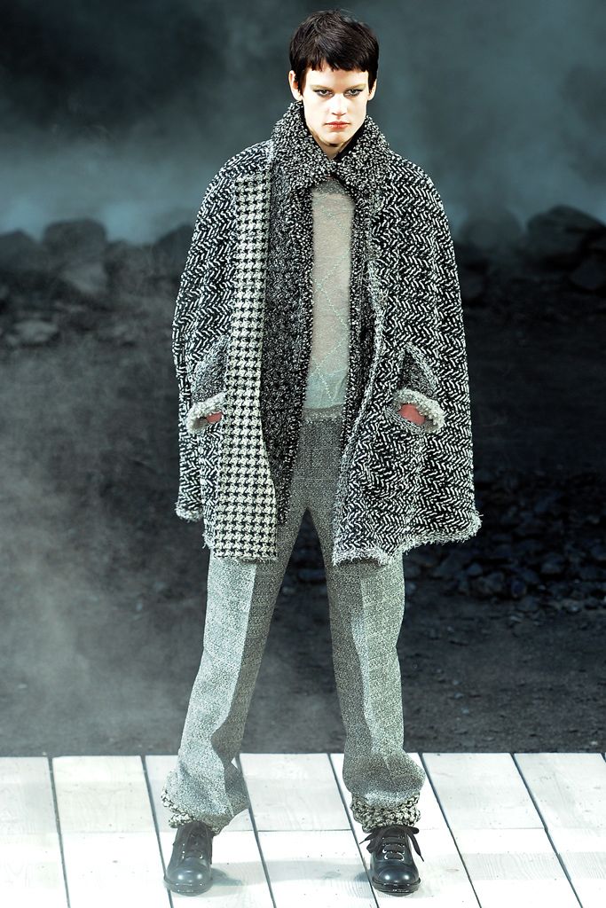 black tweed long-sleeve collared oversized herringbone houndstooth coat