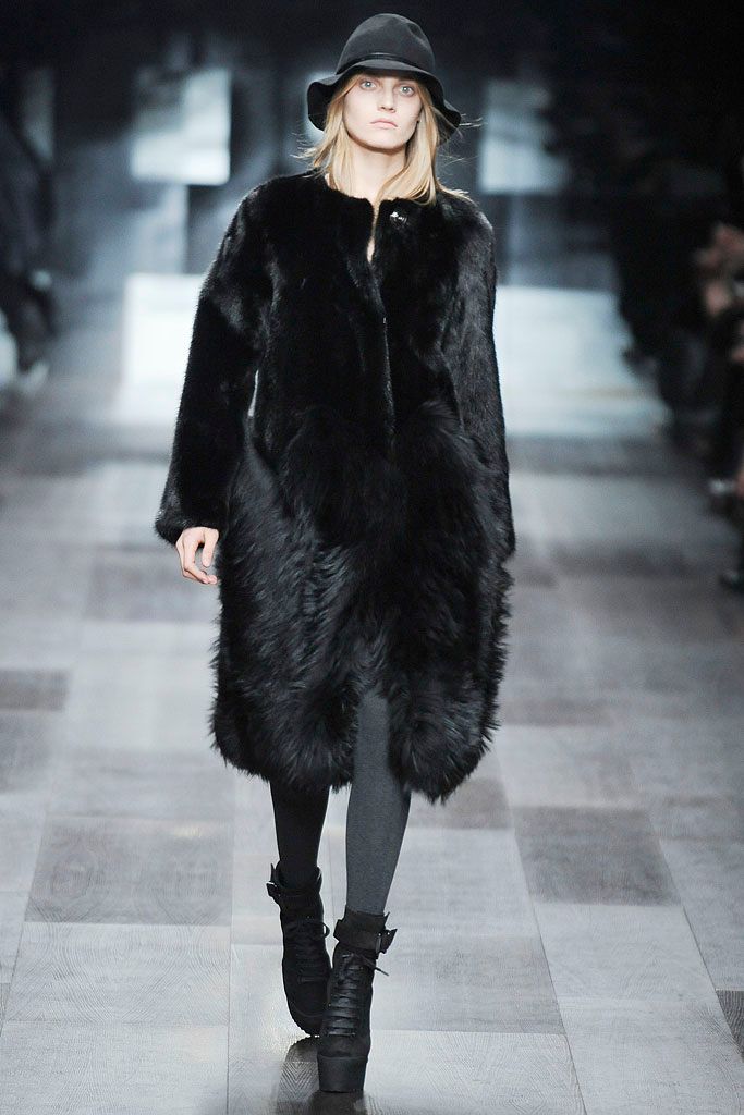Burberry F/W 09 Look 104