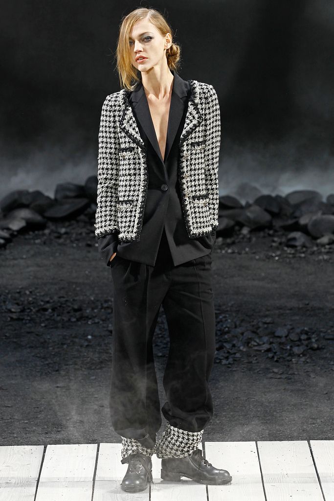 white tweed long-sleeve collared tailored houndstooth pockets jacket