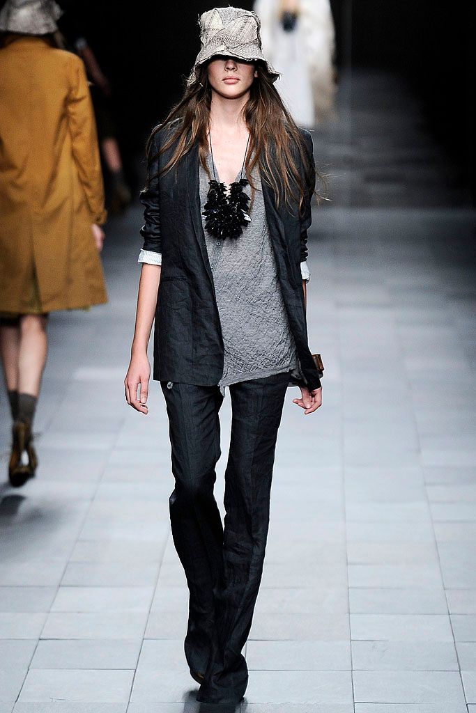 Burberry S/S 09 Look 42