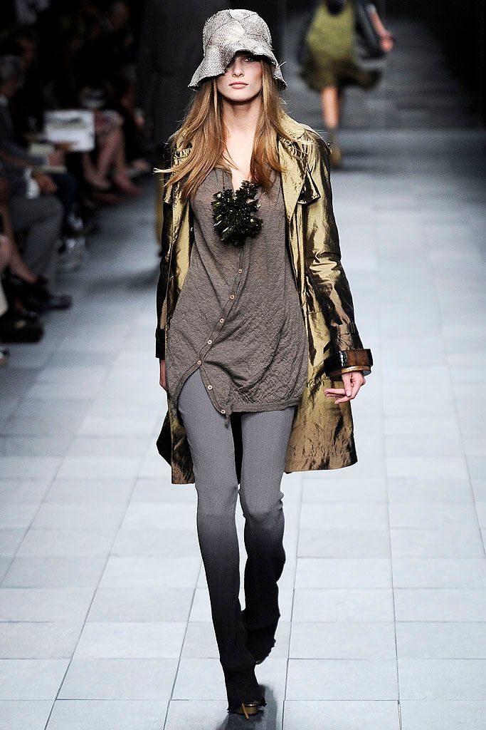 Burberry S/S 09 Look 30