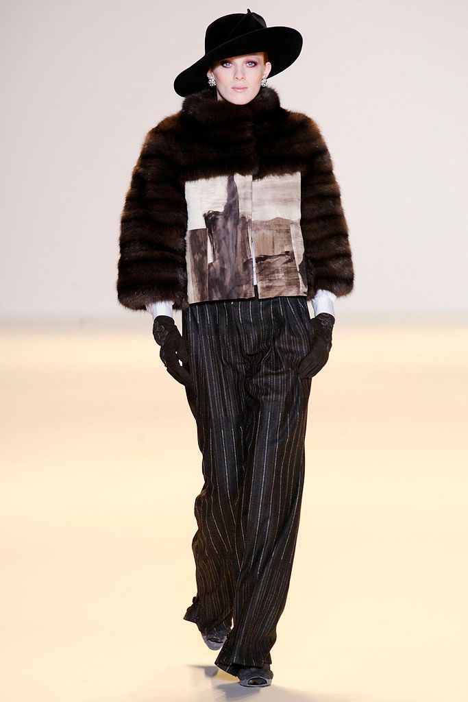 Carolina Herrera F/W 10 Look 1