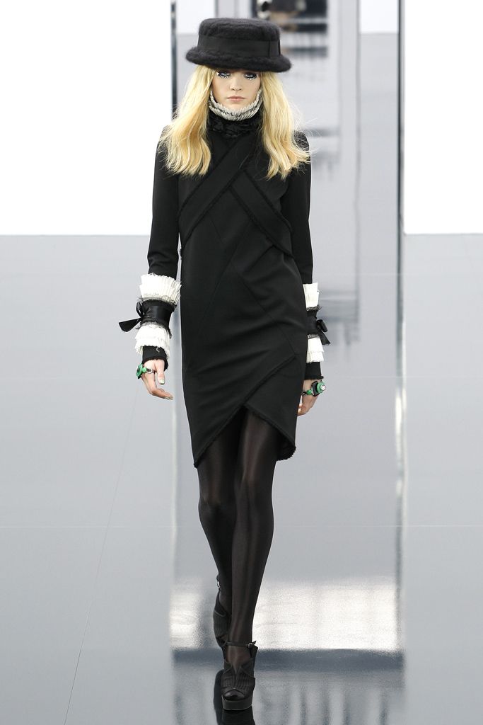 Chanel F/W 09 Look 6