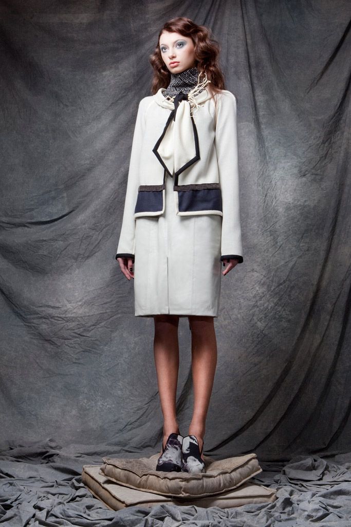 contrast-trim ivory coat